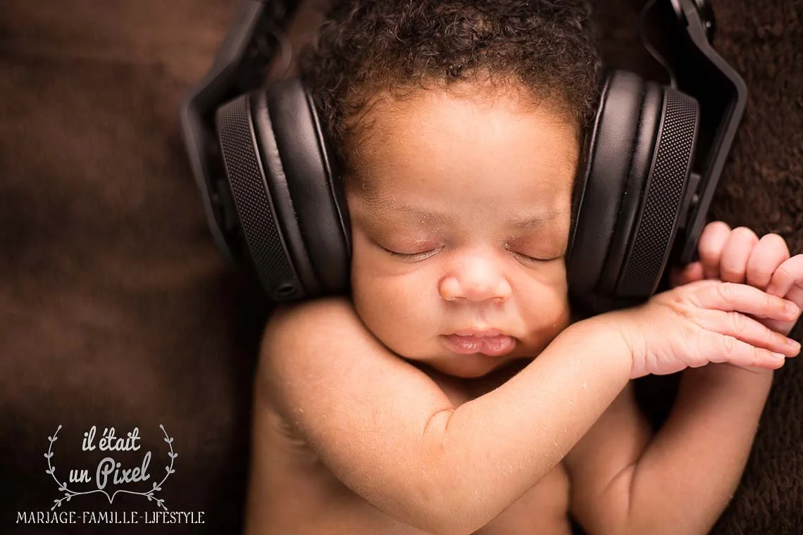 Shooting photo naissance d'un bebe DJ