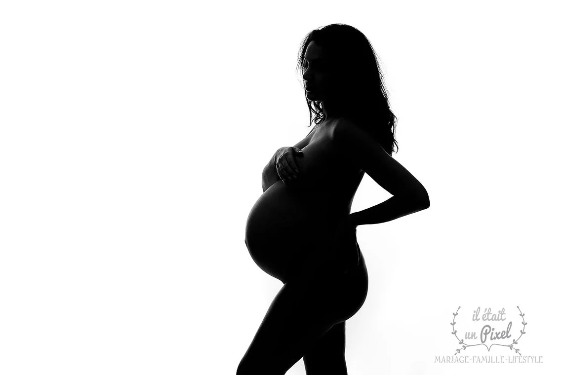 Shooting photo grossesse artistique en studio