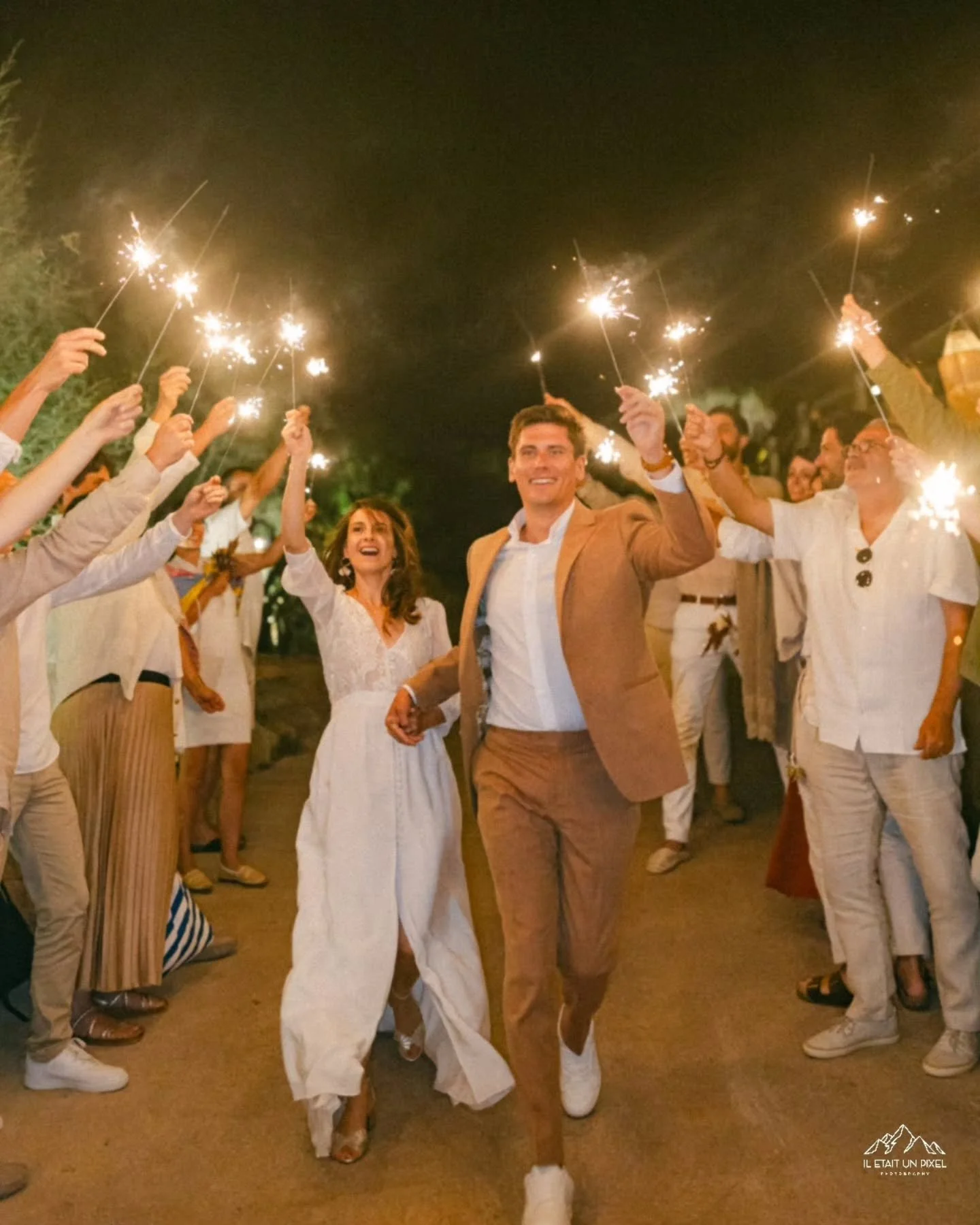 The 3-day destination wedding of L+M was definitely on for the books: imagine all the guests waiting on the beach for the ceremony to begin ⛱️👰&zwj;♀, the bride and groom make a spectacular surprise entrance by boat 🛥 while traditional Corsican mus
