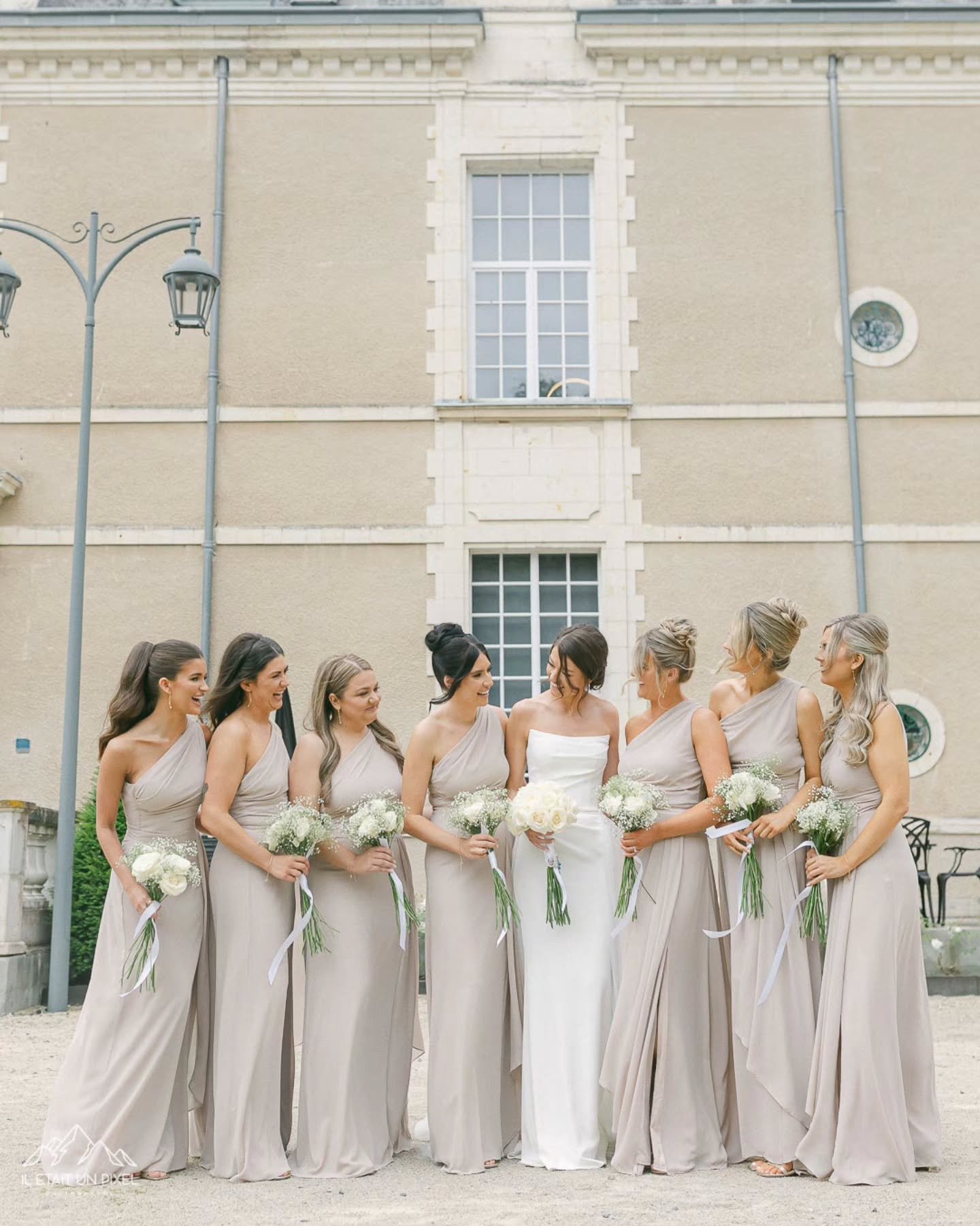 Let's talk Family formals ✨️
I get asked quite often how to plan for those?
There are several ways to do it: some couples prefer to wing it and decide on the spot what photos to do, whereas many other brides and grooms prefer to plan it in writing, d