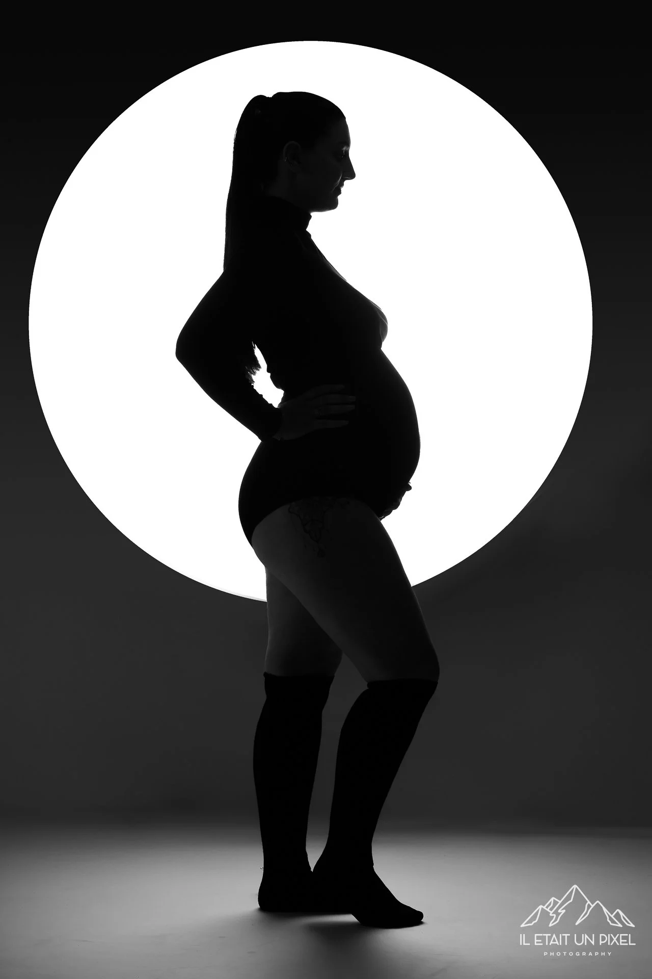 iletaitunpixel-jeremie-sangare-seance-photo-grossesse-shooting-future-maman-noir-blanc-enceinte-studio-vendee-sables-d-olonne-elg_40-1920px.jpg