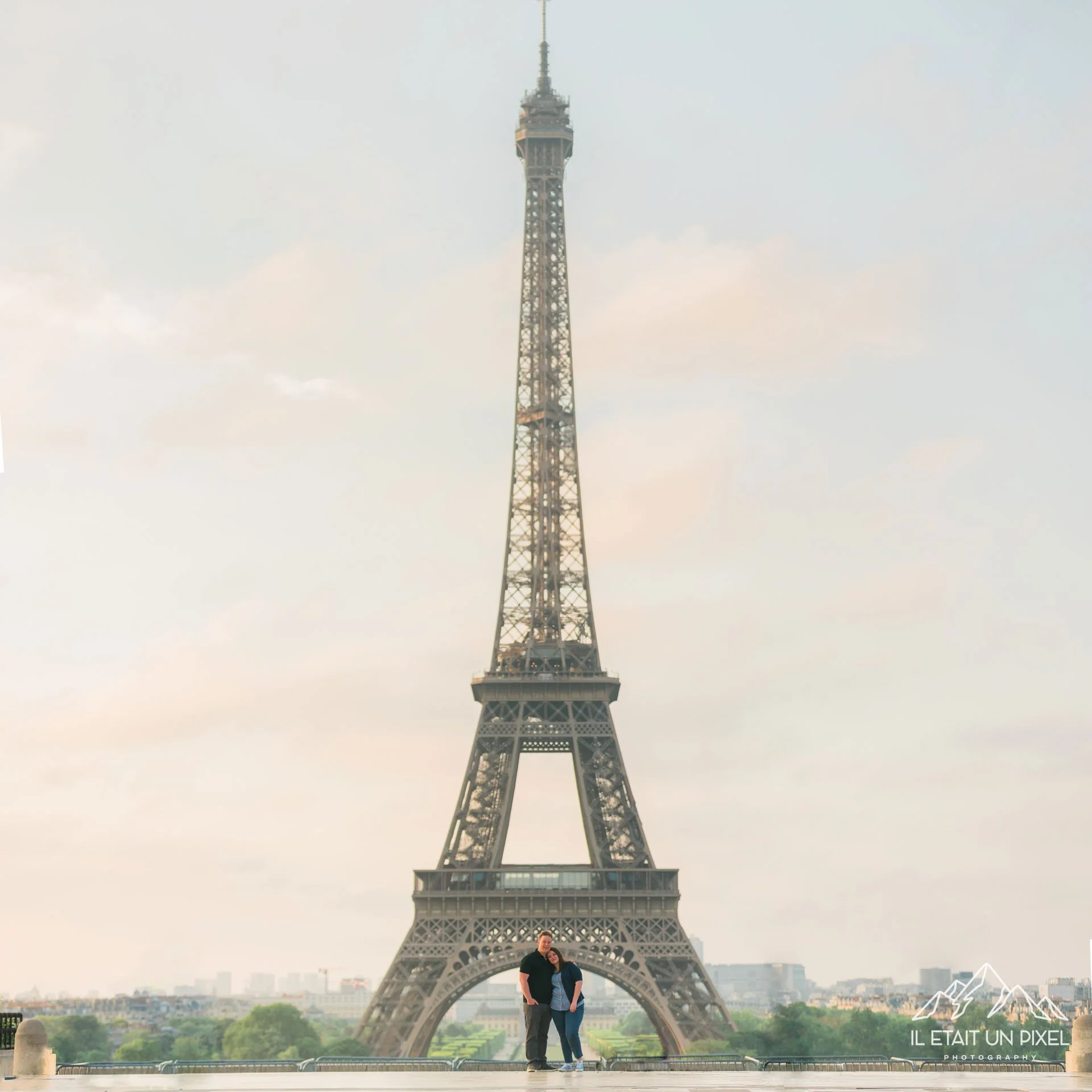 iletaitunpixel-jeremie-sangare-photographer-couple-photoshoot-engagement-session-paris-eiffel-tower-trocadero-kmie_59-1920px.jpg