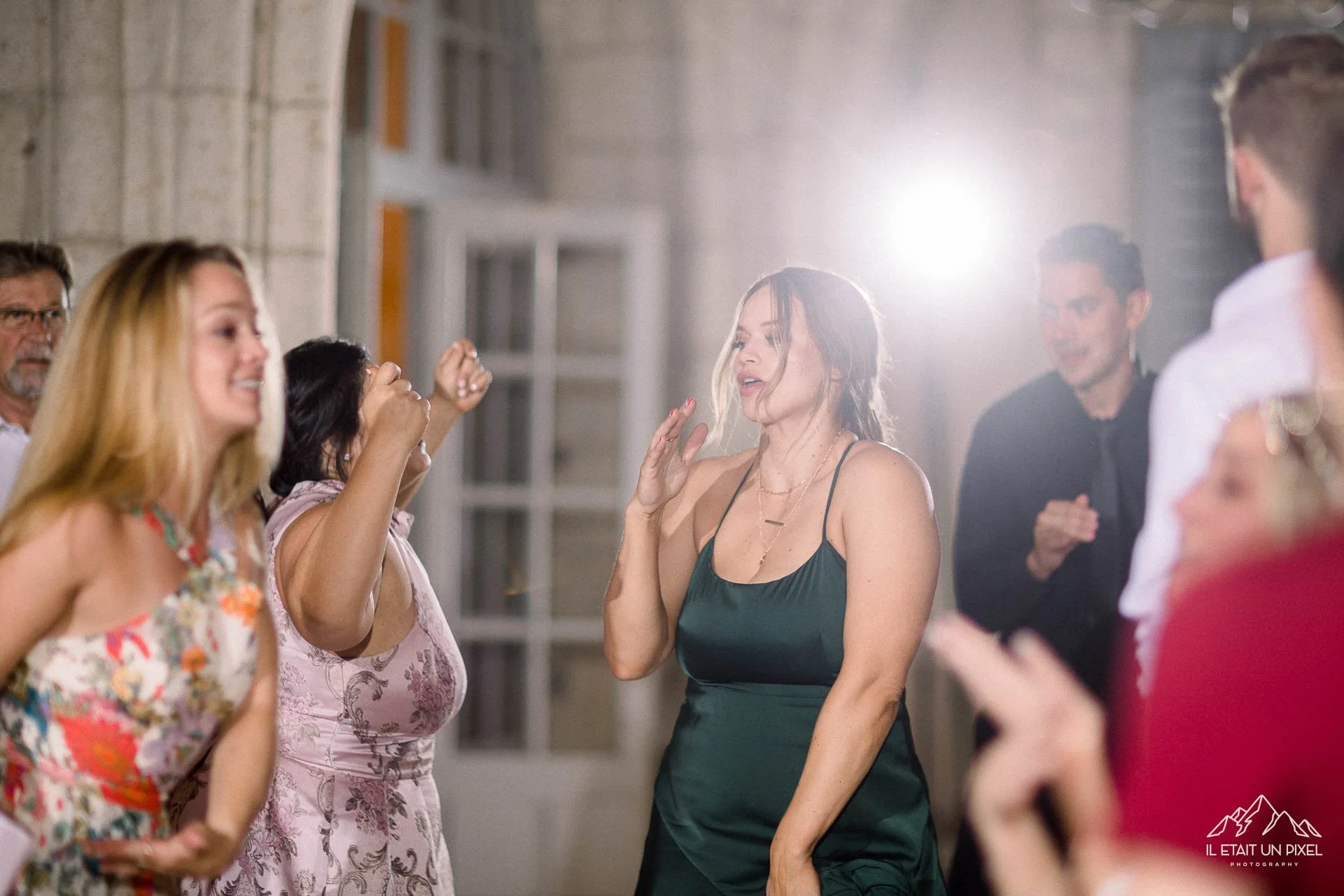 iletaitunpixel-jeremie-sangare-destination-wedding-photographer-france-italy-multi-days-chateau-celebration-flocelliere-m100-pf116-833-1920px.jpg