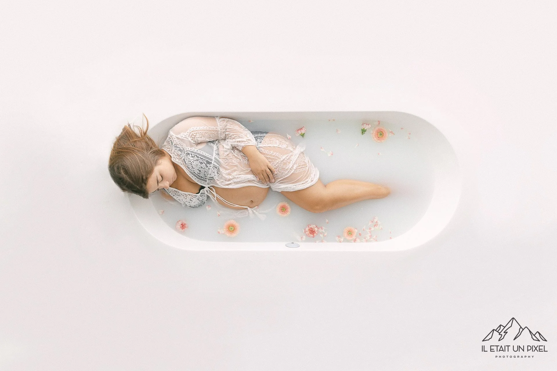 iletaitunpixel-jeremie-sangare-shooting-grossesse-bain-de-lait-studio-les-sables-d-olonne-vendee-mva_53-1920px.jpg