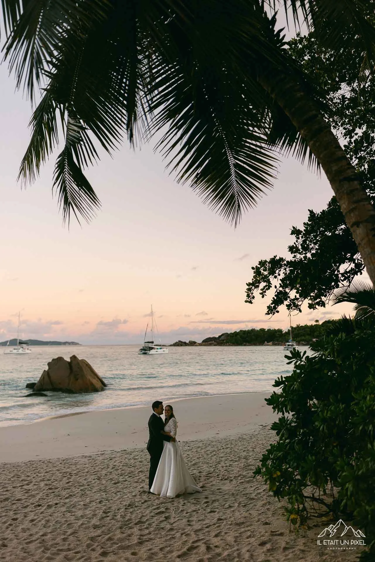 iletaitunpixel-jeremie-sangare-destination-adventure-elopement-wedding-and-honeymoon-photographer-seychelles-underwater-m169-pf16-004-1920px.jpg