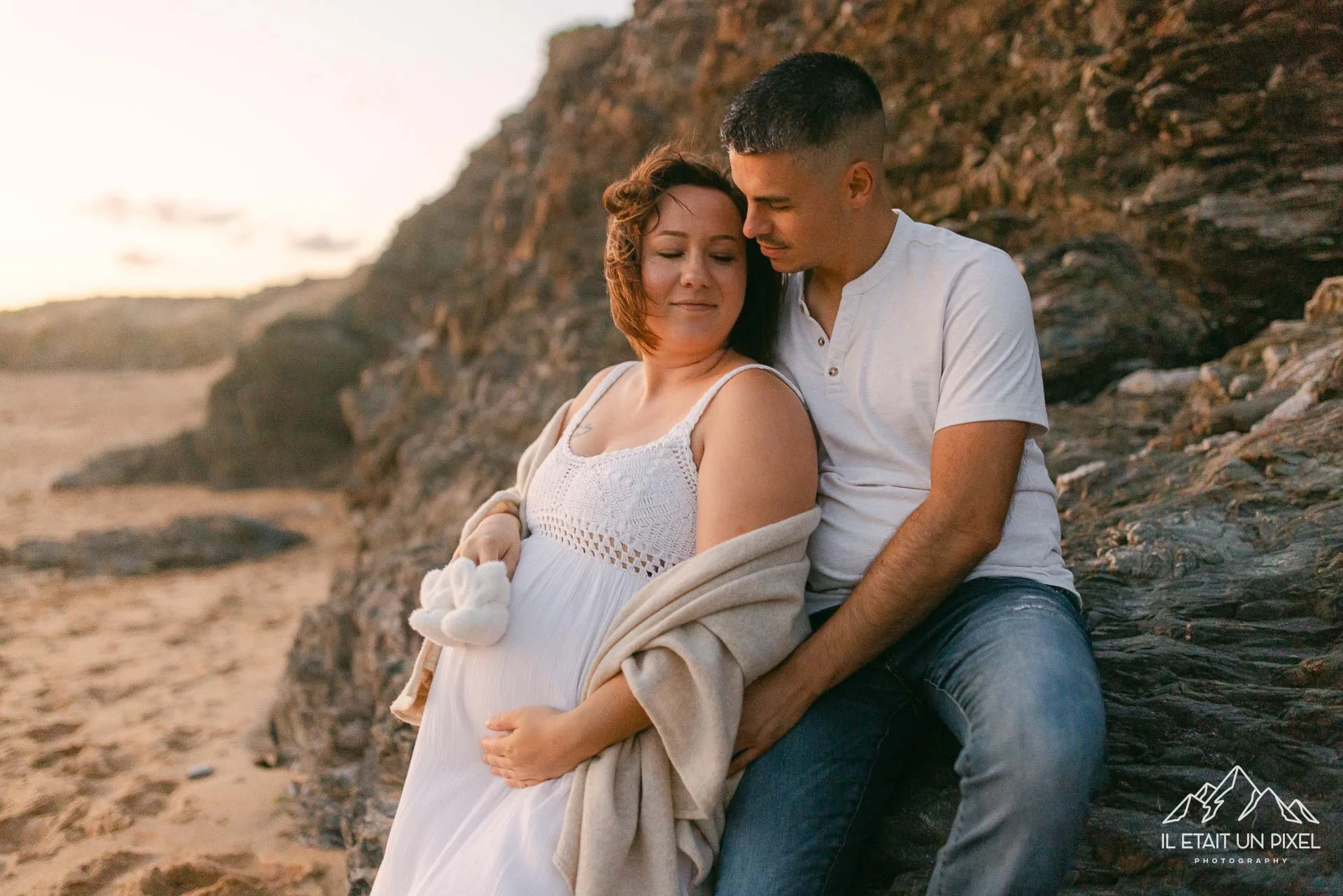 iletaitunpixel-jeremie-sangare-shooting-grossesse-femme-enceinte-artistique-plage-les-sables-d-olonne-vendee-luj_56-1920px.jpg