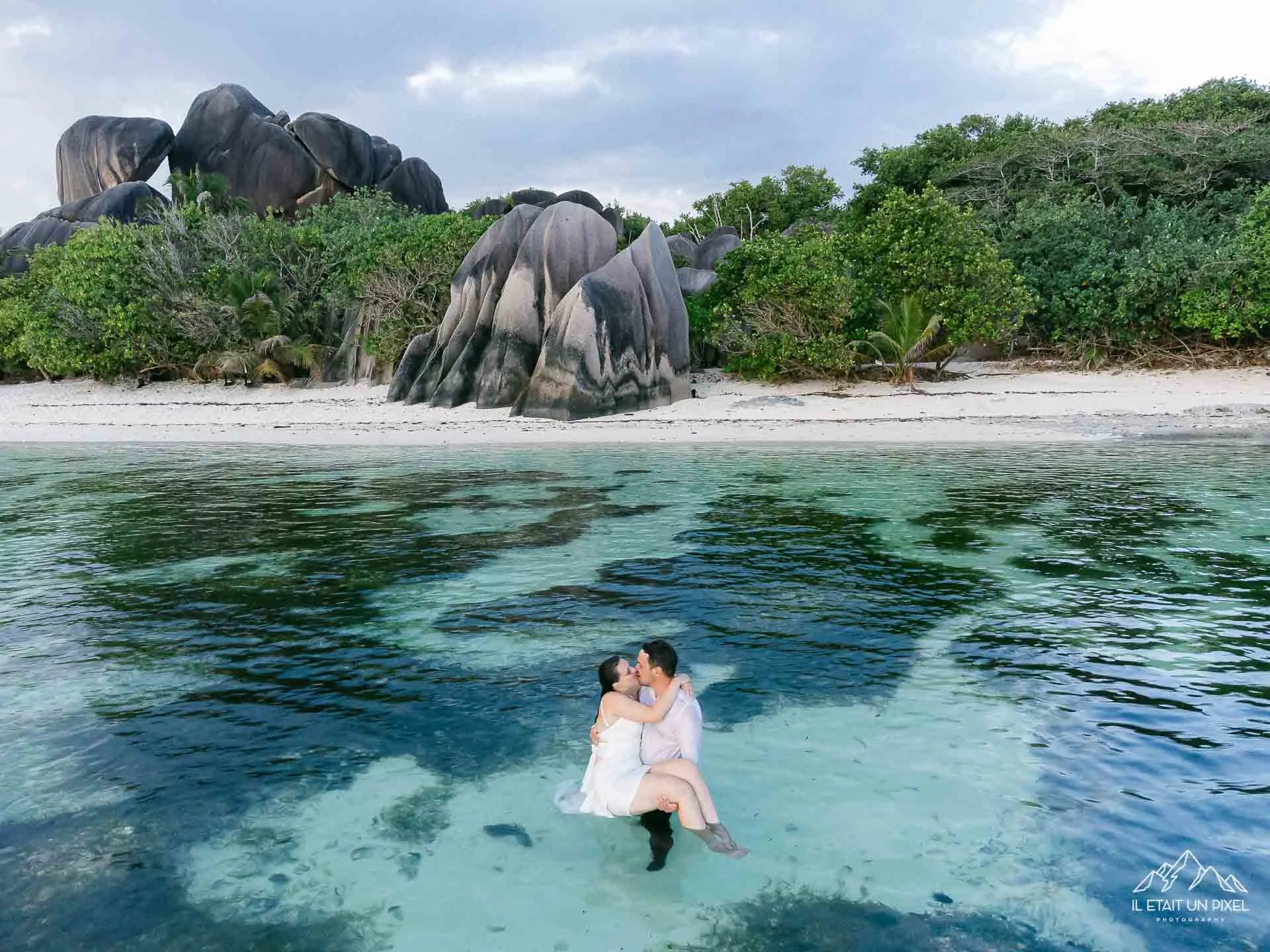 iletaitunpixel-jeremie-sangare-destination-adventure-elopement-wedding-and-honeymoon-photographer-seychelles-underwater-m169-pf81-418-1920px.jpg