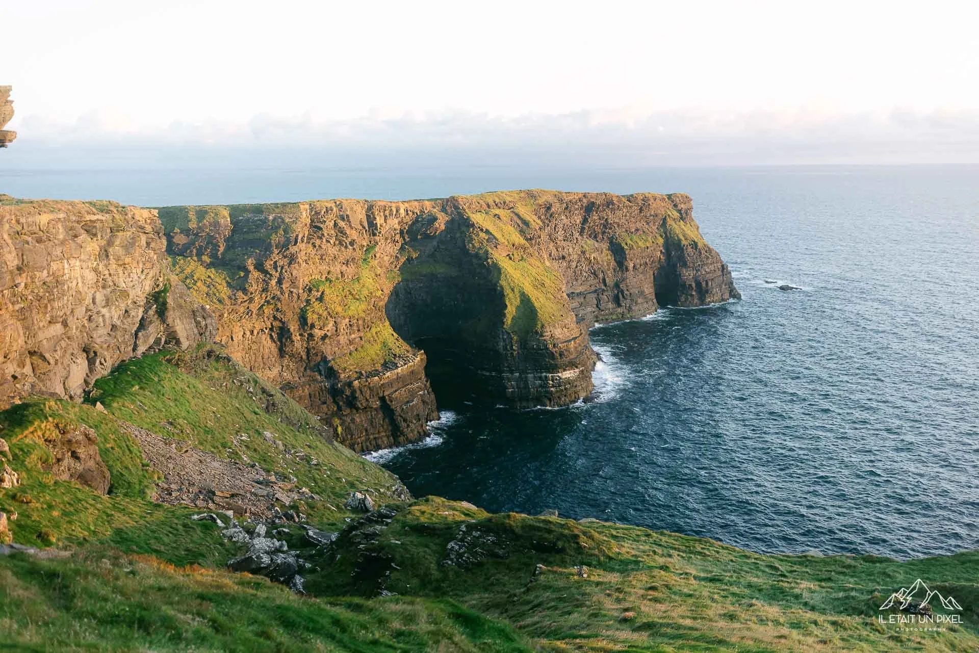 iletaitunpixel-jeremie-sangare-destination-adventure-elopement-and-wedding-photographer-france-italy-ireland-cliffs-moher-m145-pf49-120-1920px.jpg