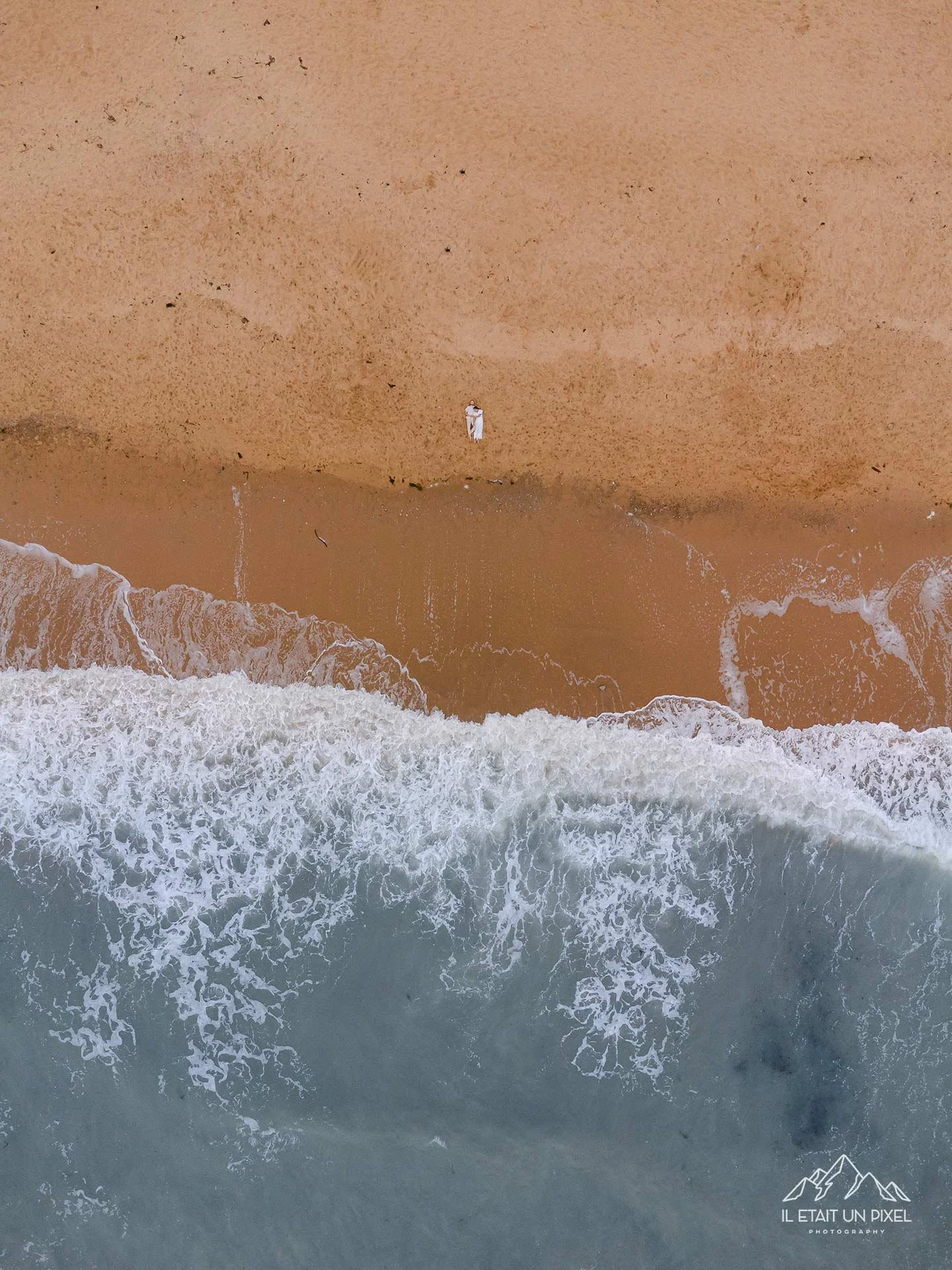 iletaitunpixel-jeremie-sangare-photographe-couple-seance-engagement-plage-vendee-sables-jlsm_85-1920px.jpg
