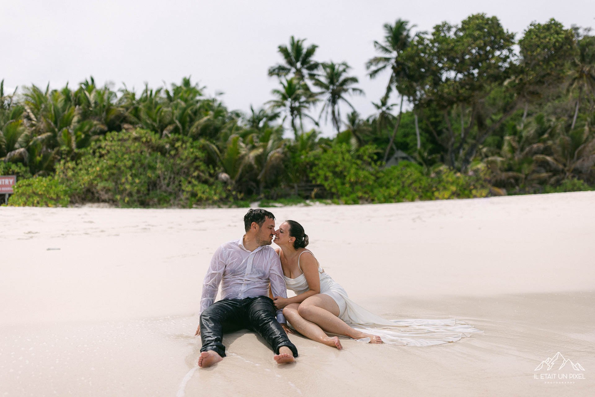 iletaitunpixel-jeremie-sangare-destination-adventure-elopement-wedding-and-honeymoon-photographer-seychelles-underwater-m169-pf72-363-1920px.jpg