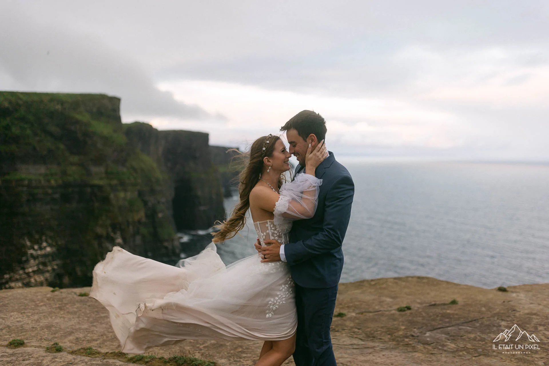 iletaitunpixel-jeremie-sangare-destination-adventure-elopement-and-wedding-photographer-france-italy-ireland-cliffs-moher-m145-pf52-263-1920px.jpg