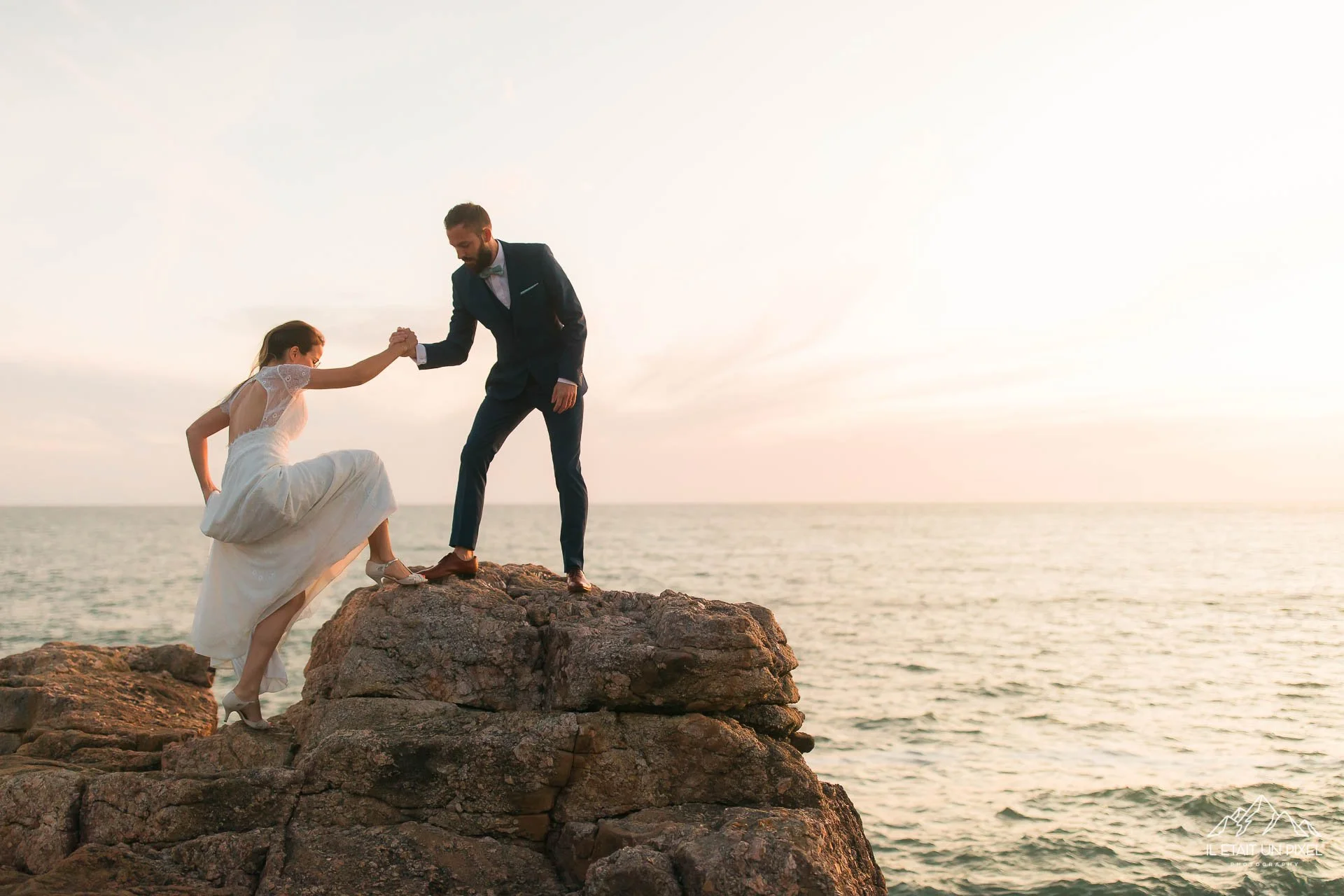 Il était un Pixel, Photographe Mariage Nantes et Vendée, basé aux Sables d'olonne, photo day after au puits d'enfer au coucher du soleil