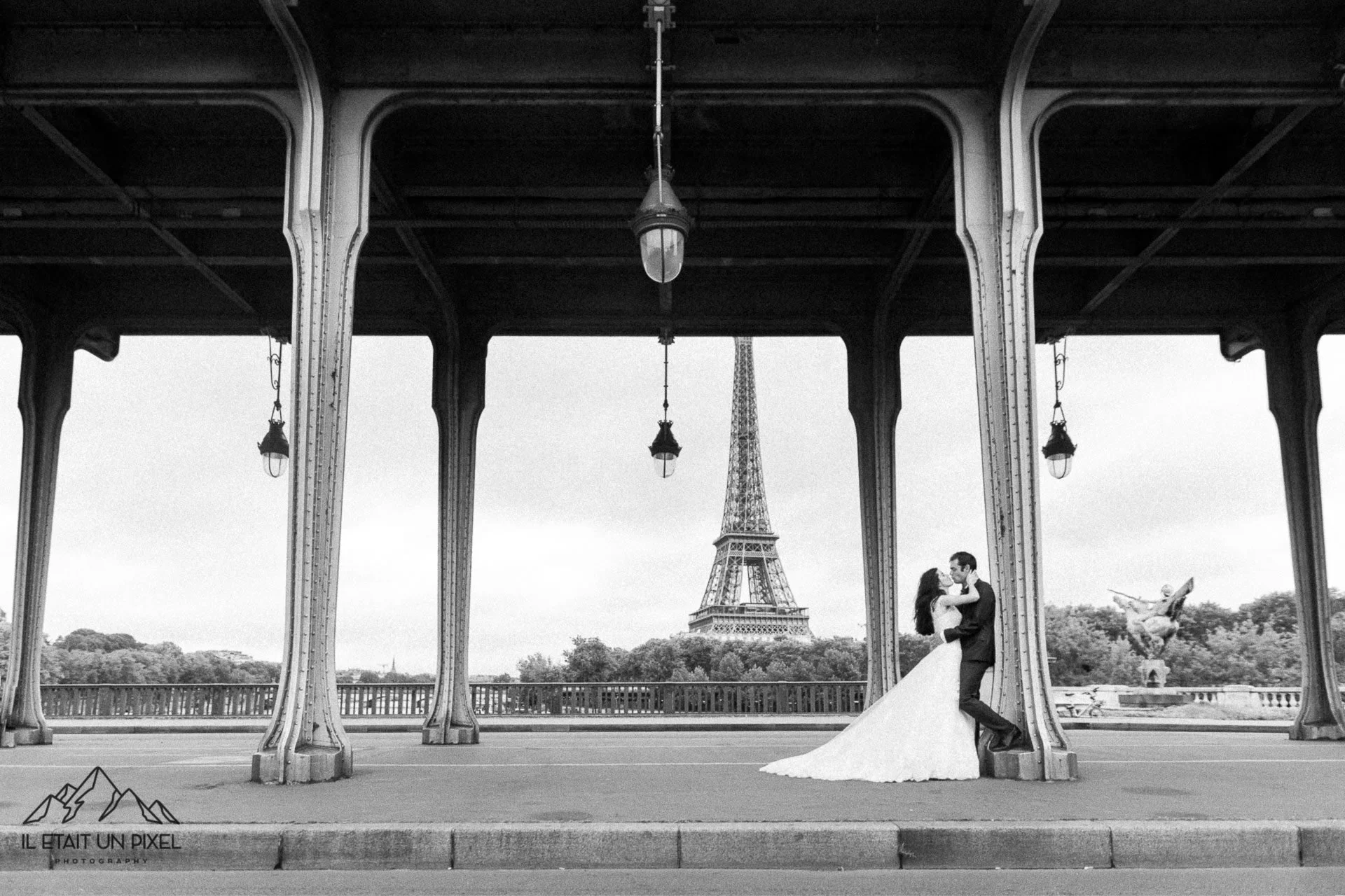 iletaitunpixel-jeremie-fearless-destination-wedding-elopement-photographer-paris-reportage-mariage-tour-eiffel-crynls_066-1920px.jpg