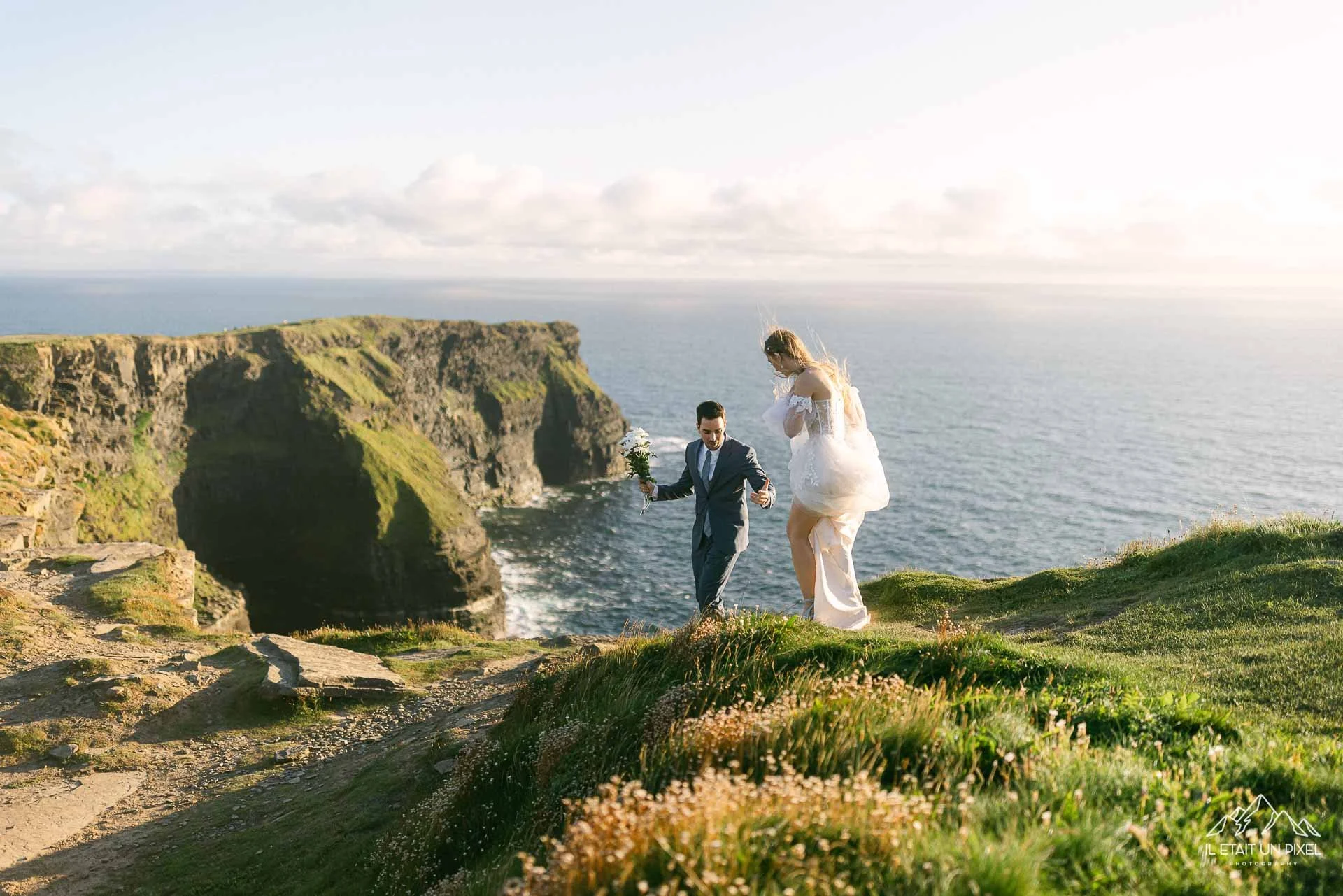 iletaitunpixel-jeremie-sangare-destination-adventure-elopement-and-wedding-photographer-france-italy-ireland-cliffs-moher-m145-pf33-121-1920px.jpg