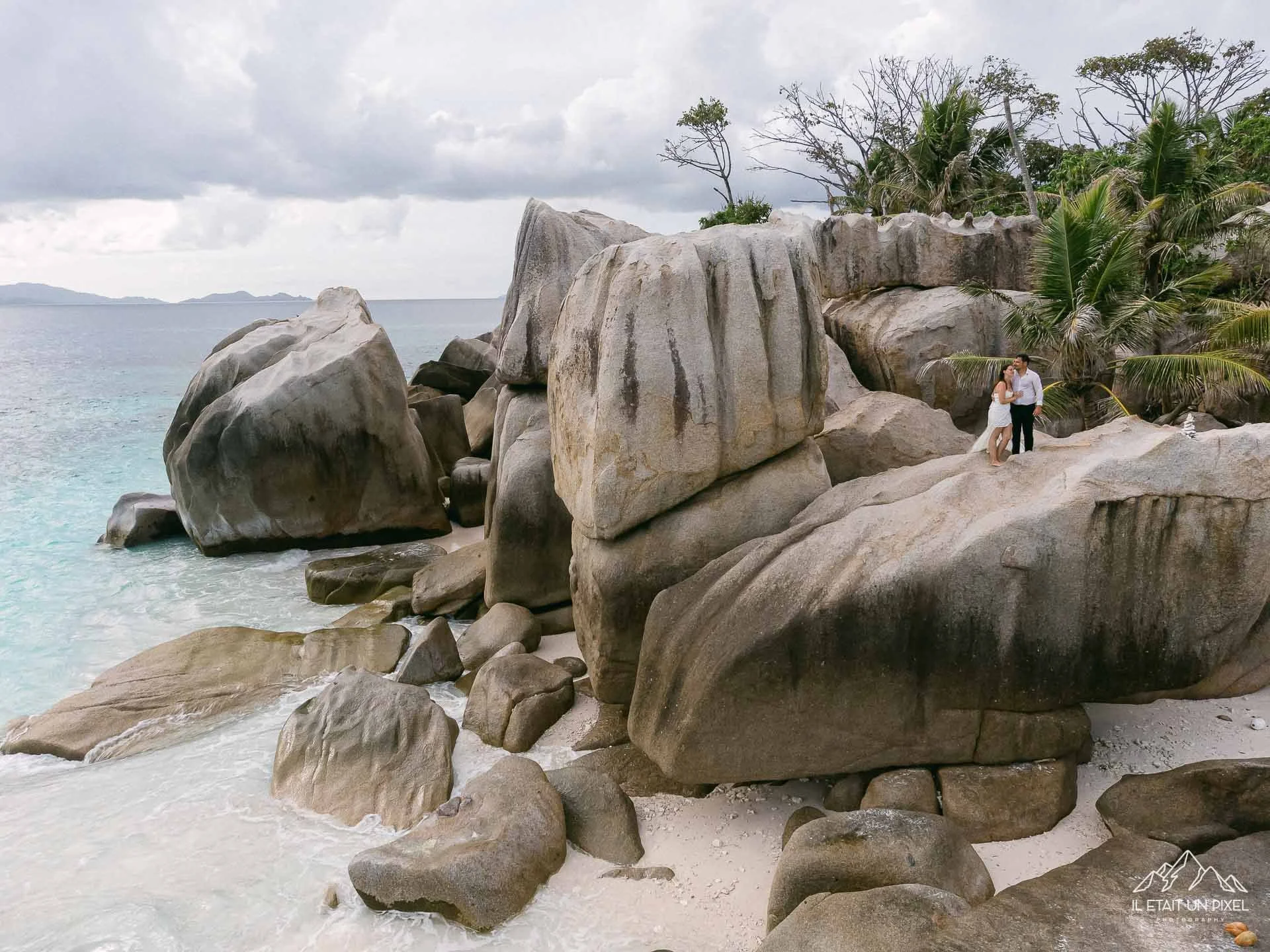iletaitunpixel-jeremie-sangare-destination-adventure-elopement-wedding-and-honeymoon-photographer-seychelles-underwater-m169-pf76-375-1920px.jpg