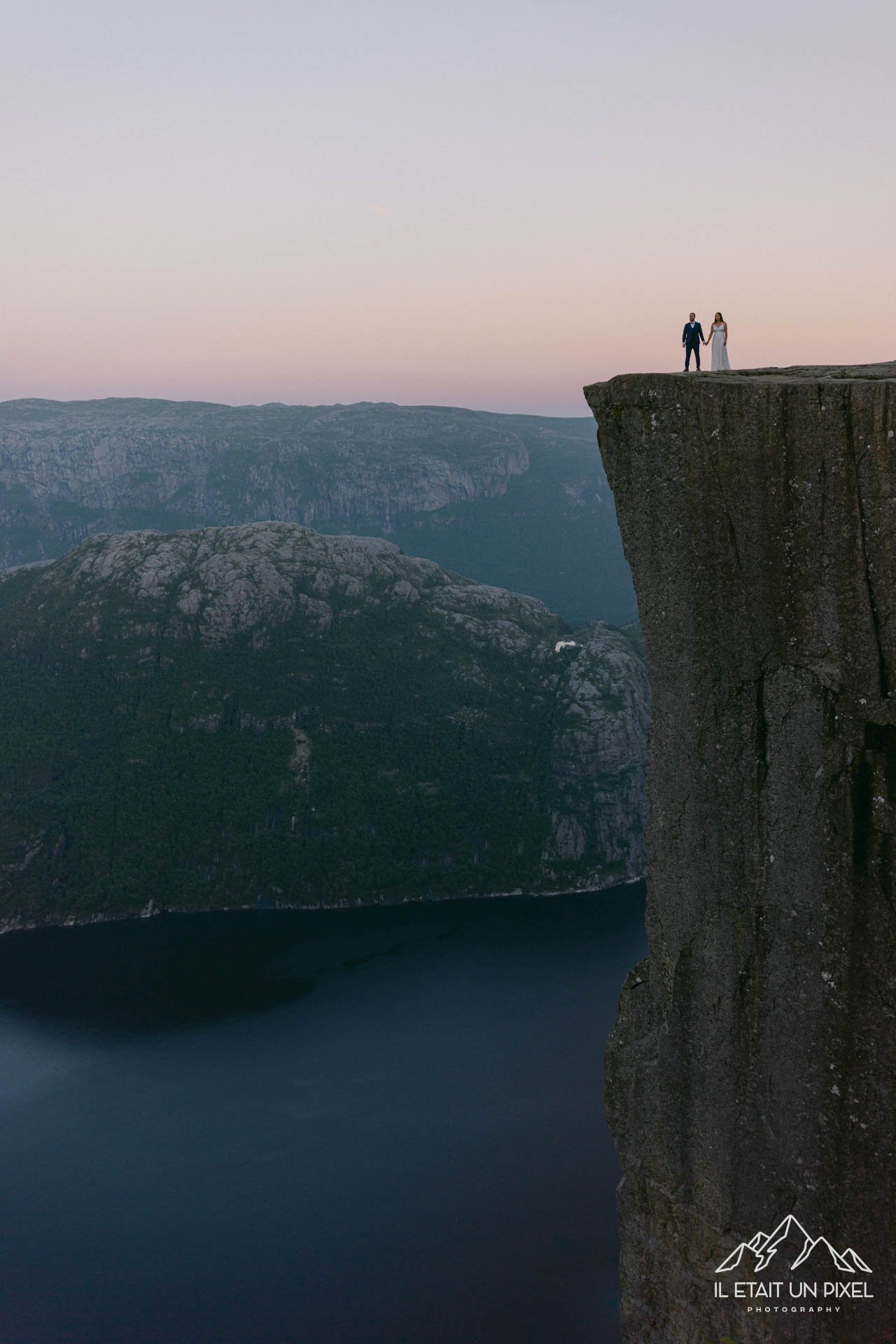 iletaitunpixel-jeremie-sangare-adventure-elopement-wedding-photographer-norway-preikestolen-bjna_059-1920px.jpg