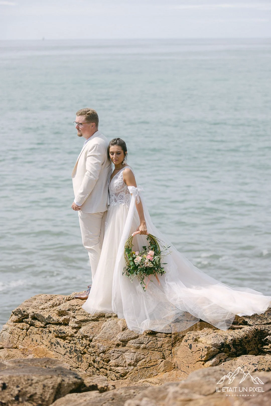marié heureux et amoureux sur les rochers au bord de mer