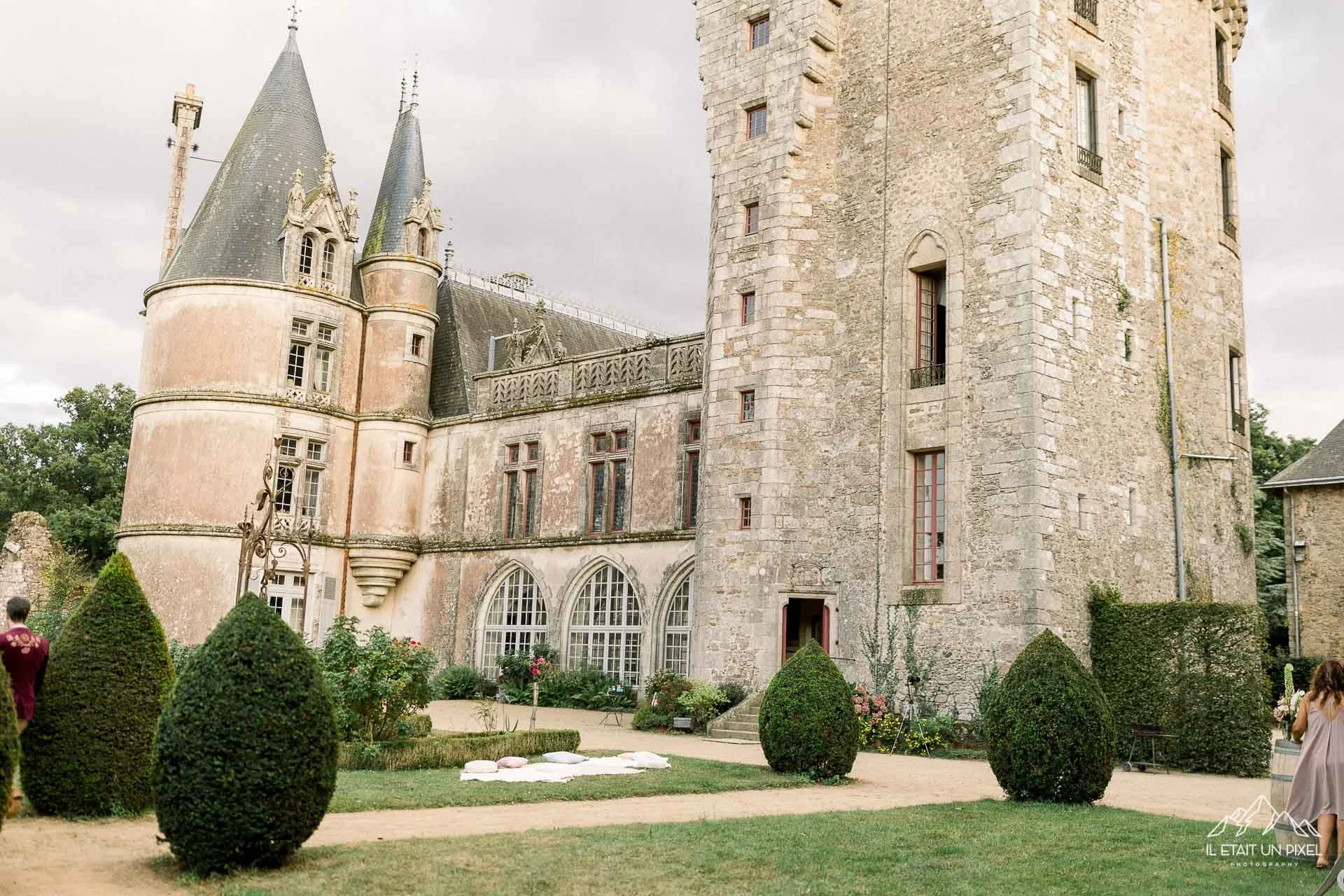 iletaitunpixel-jeremie-sangare-destination-wedding-photographer-france-italy-multi-days-chateau-celebration-flocelliere-m100-pf84-442-1920px.jpg