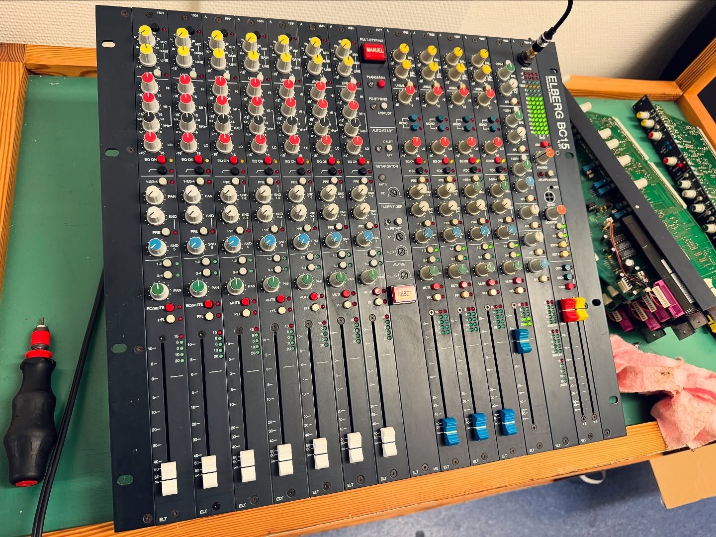 Her har vi den pult som k&oslash;rte @drp3 mellem 2002-2008. En f&aelig;nomenal dansk h&aring;ndbygget mixer, som var &eacute;n (nr. 3) af fem pulte leveret af Elberg-ELT til DRs Continuity-facilitet i Radiohuset, og som forsynede danskerne med nonst