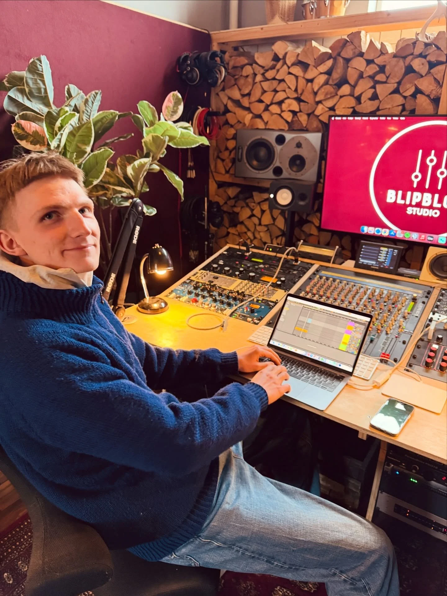 Her er @hectoroevrum - vores nye mand p&aring; ProducerKlub mens @aslakthorning er p&aring; @denrytmiske 🤩

S&aring; der er fortsat &aring;bent i studiet for alle unge producere, der gerne vil lidt ud og m&oslash;de andre ligesindede! Hver tirsdag k