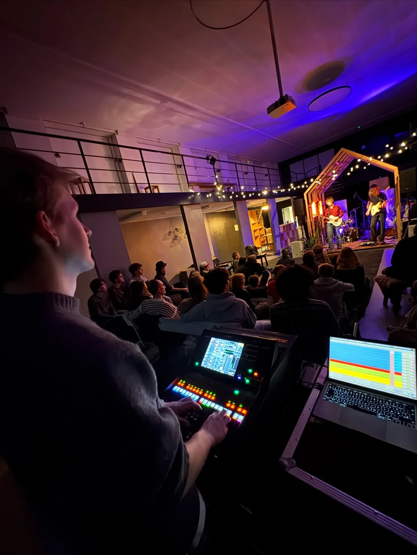 @fiskenfusk fra BlipBlop bag knapperne til det nye live session format Tiny House Sessions i @byenshusgentofte 🤩

L&aelig;kkert setup med @meyersoundeurope PA, @yamaha_proaudio_official pult og Dante setup til recording i @ableton 🤩