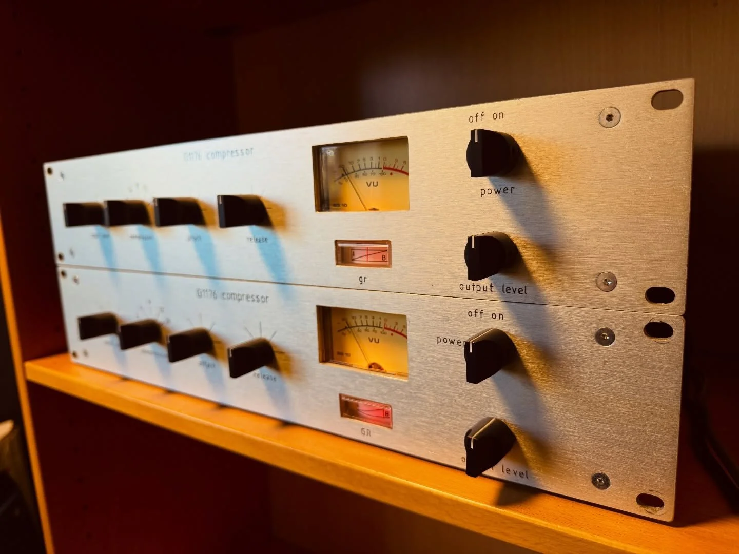 I dag fik vi doneret(!) disse to @gyrafaudio G1176LN kompressorer, bygget af Henrik Skinbjerg i 2009. 

Disse kompressorer kan bygges som DIY projekt, og er kopier af de oprindelige @uaudio 1176 Rev F - eftertragtet for deres lynhurtige respons og ag