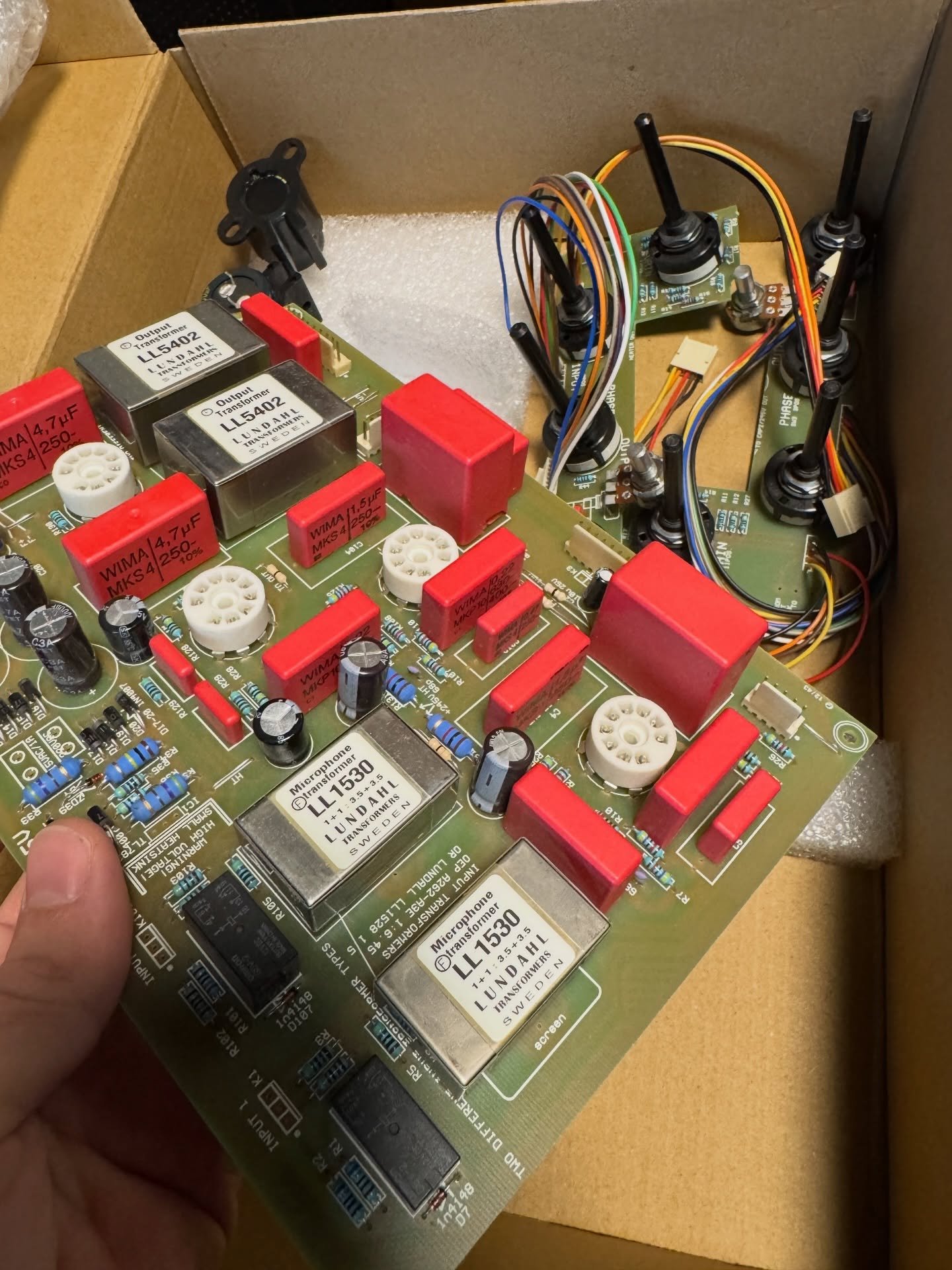 @lundahltransformers @wima_electronical @elmaelectronic @neutrik.de og s&aring; videre&hellip; Blandet med kyndig vejledning fra @pvelektroakustik 😍 Men hvad skal det hele mon blive til?

Any guesses? 😄