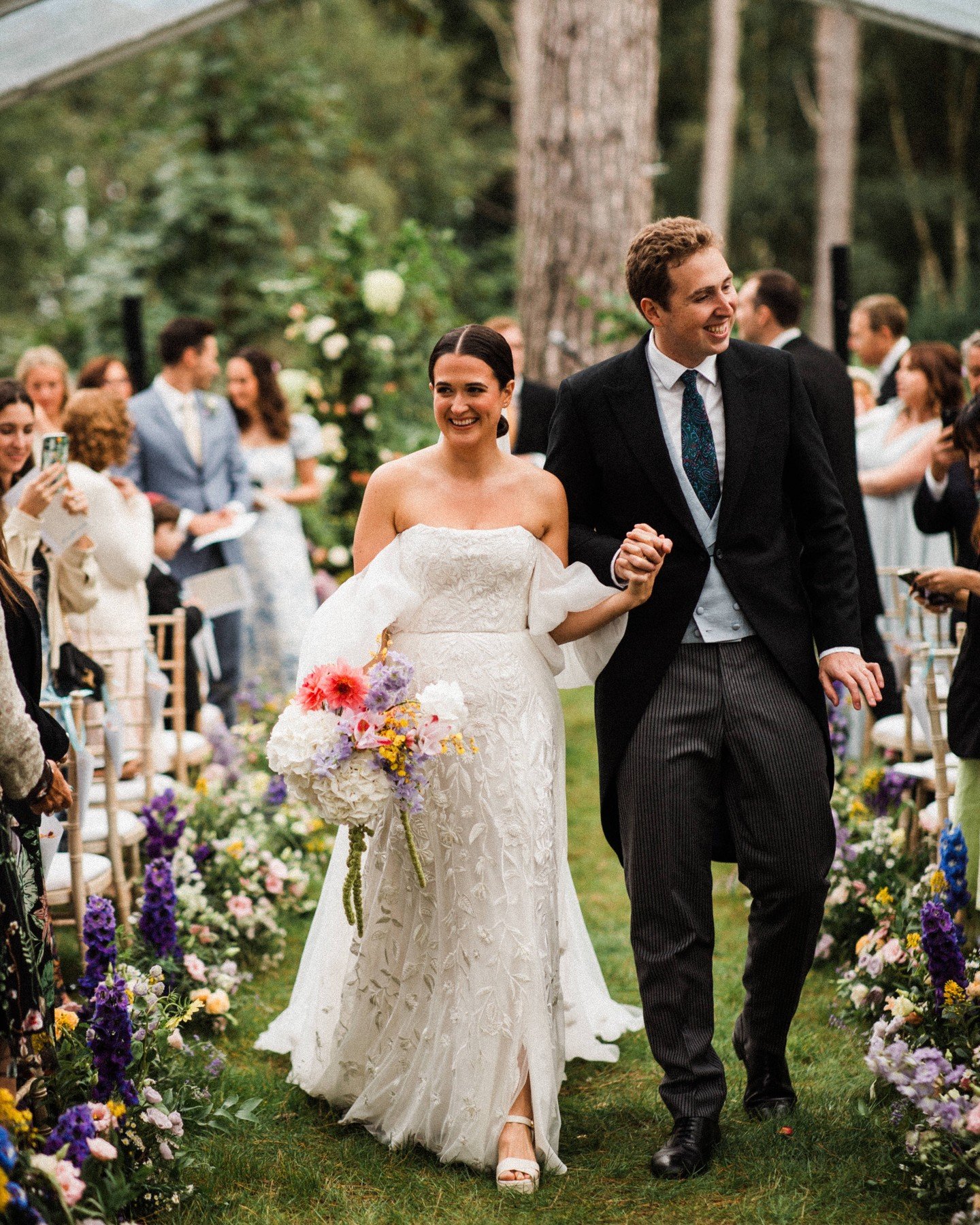 Apart from another excuse to share the gorgeous wedding of Sandra and Jacob from last August. Here are some FAQ's about the full wedding service we offer ...

📅 When to book?
Book 9-18 months in advance. Quick engagement? We can work with a shorter 