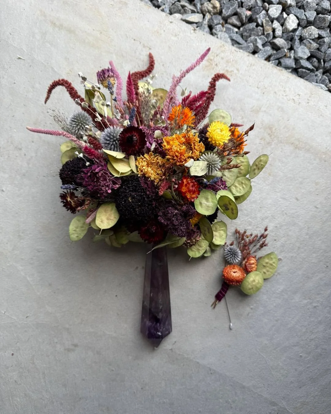Dried blooms and amethyst for a dark jewel-tone wedding. 🖤 

I loved getting create with these colors and another amethyst stem from ronniefloweerfloral.

#driedflowers #crystalbouquet #amethyst #crystals #jeweltones #crystalwedding #weddingflowers 