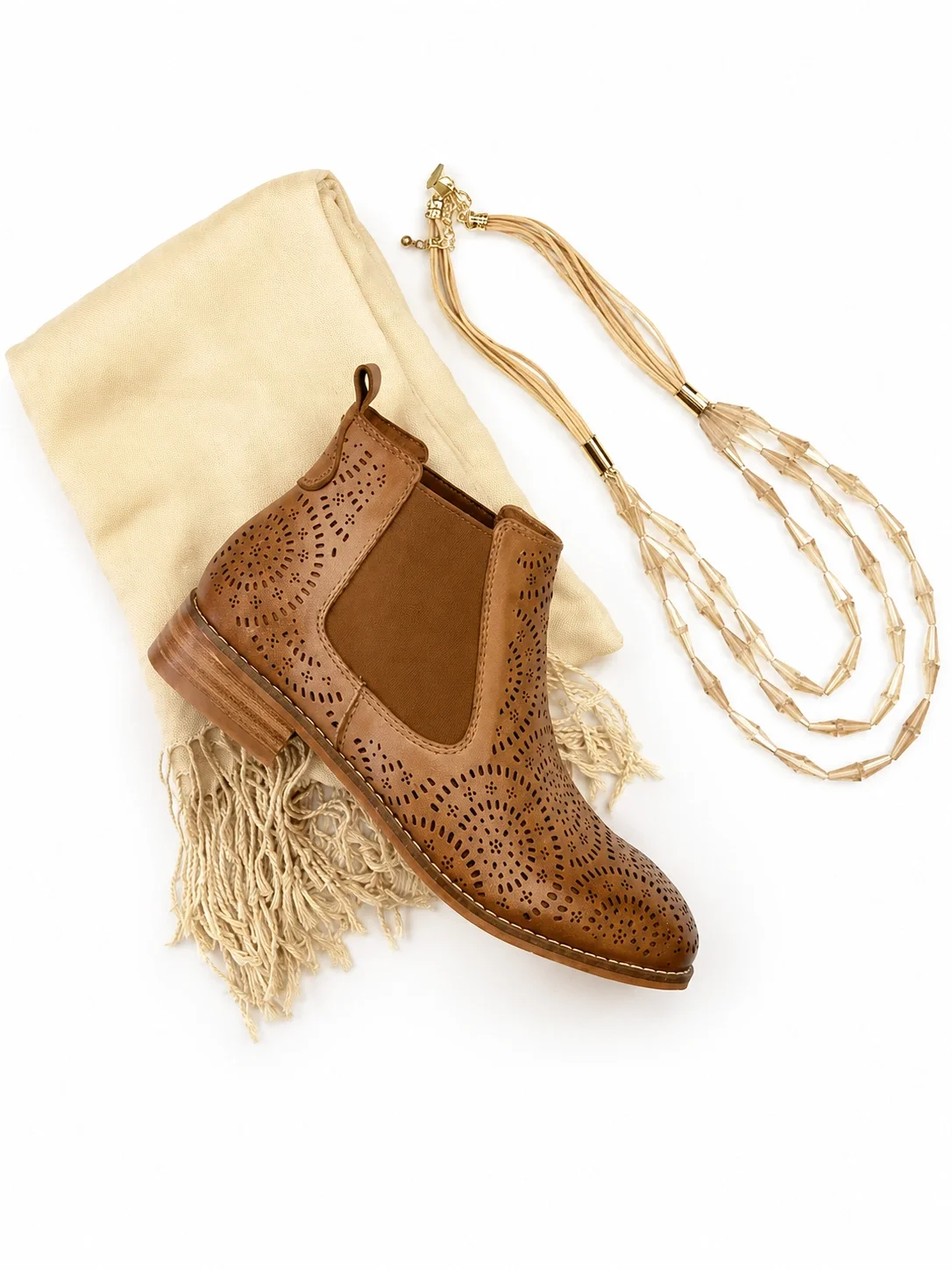 Tan ankle bootle with cream accessories