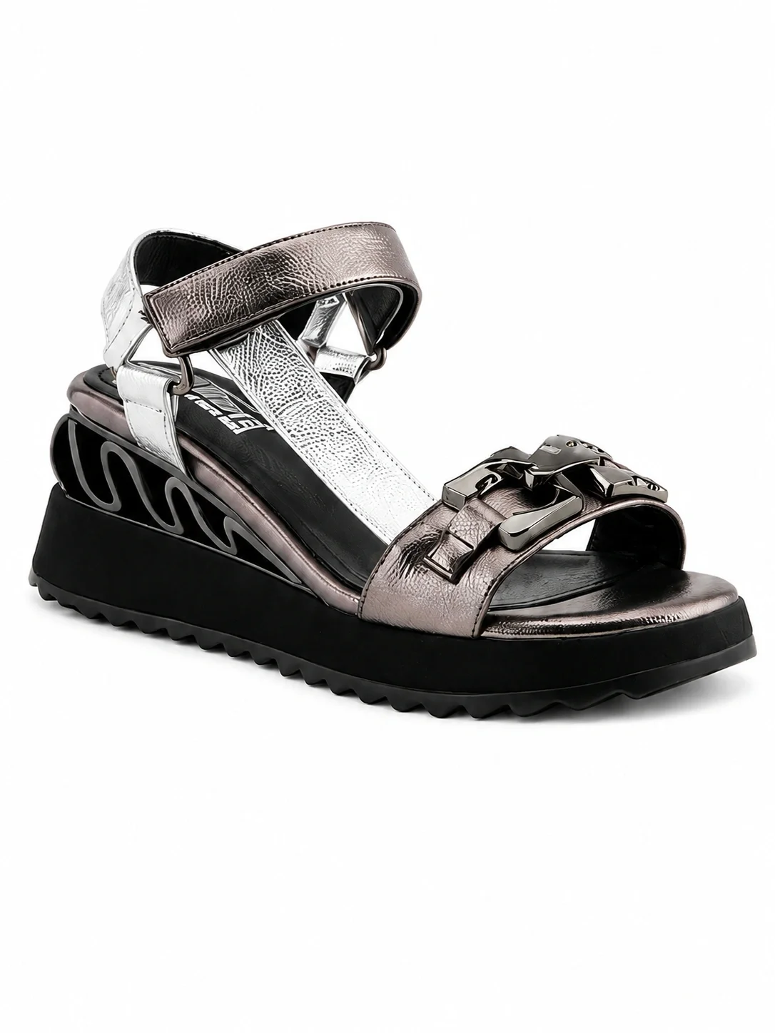 The Azura Fabilosi wedge sandal features metallic straps and a distinct wave-designed midsole