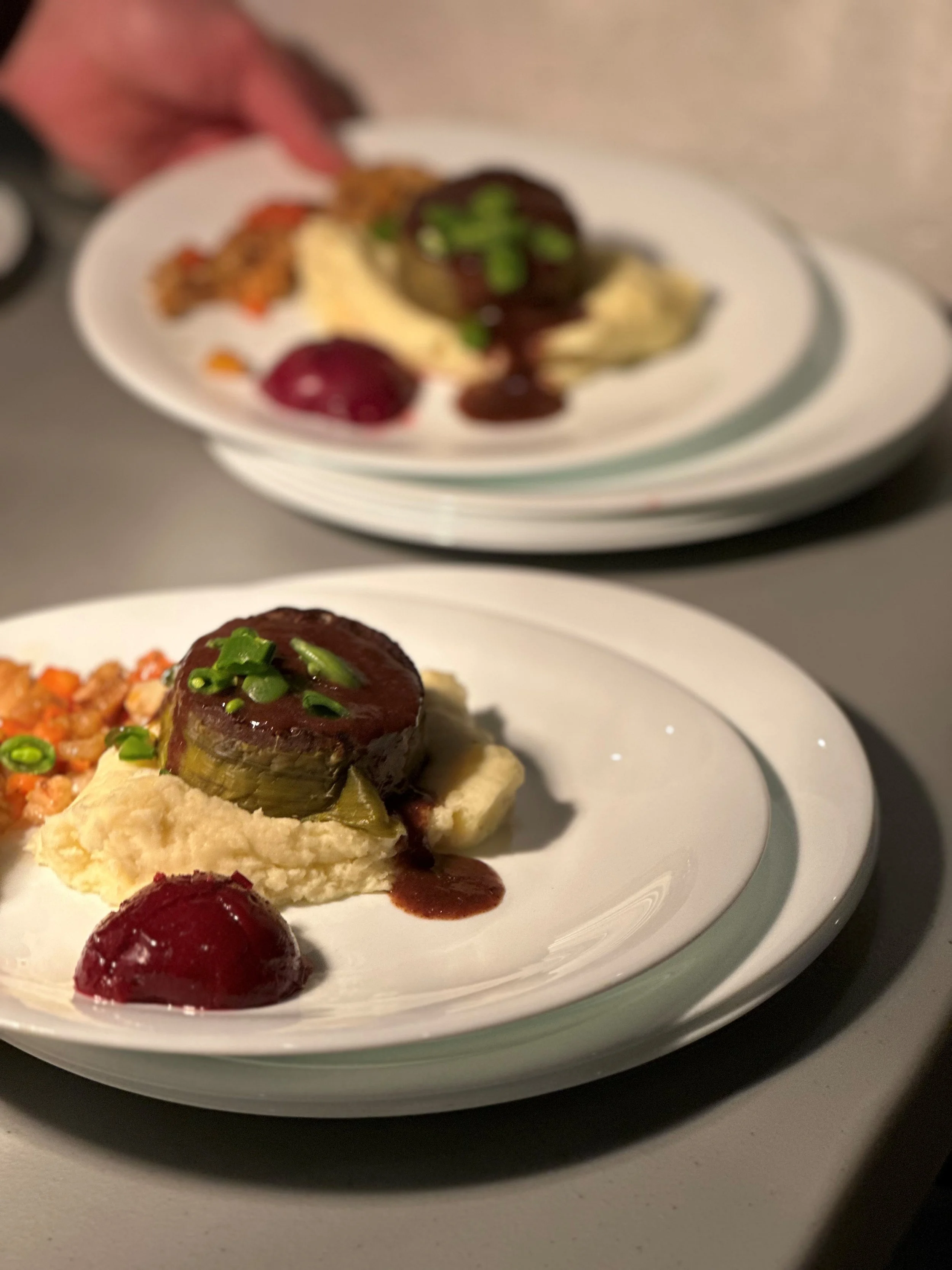 Langtidsstekt og surret reinsdyrskank. 