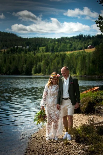 Hånd i hånd på stranda.jpg