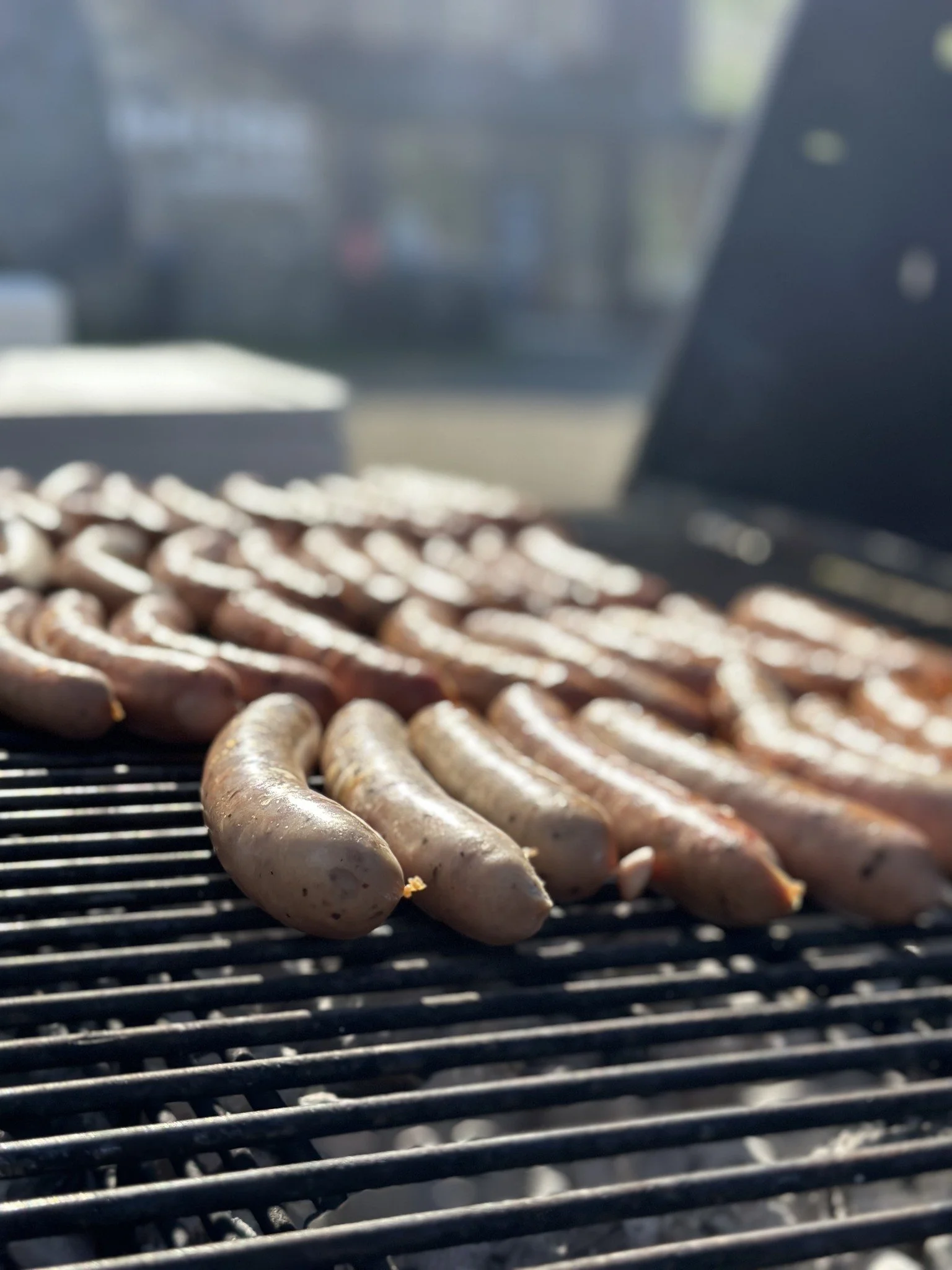 Pølser på grillen.JPG