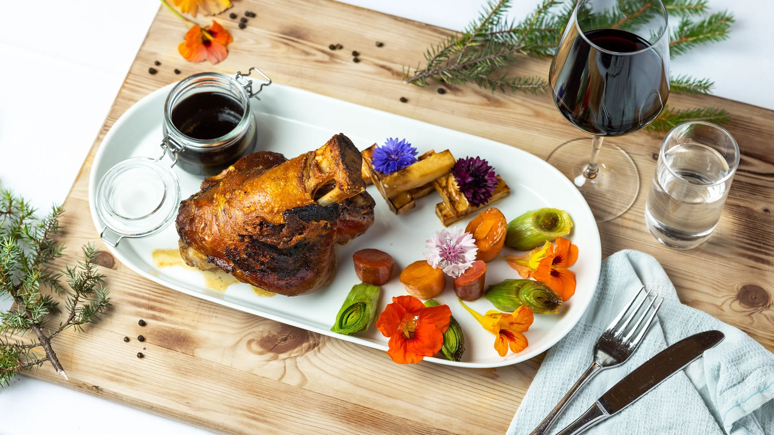 Svineskank lagt opp på tallerken m vin, liggende.jpg