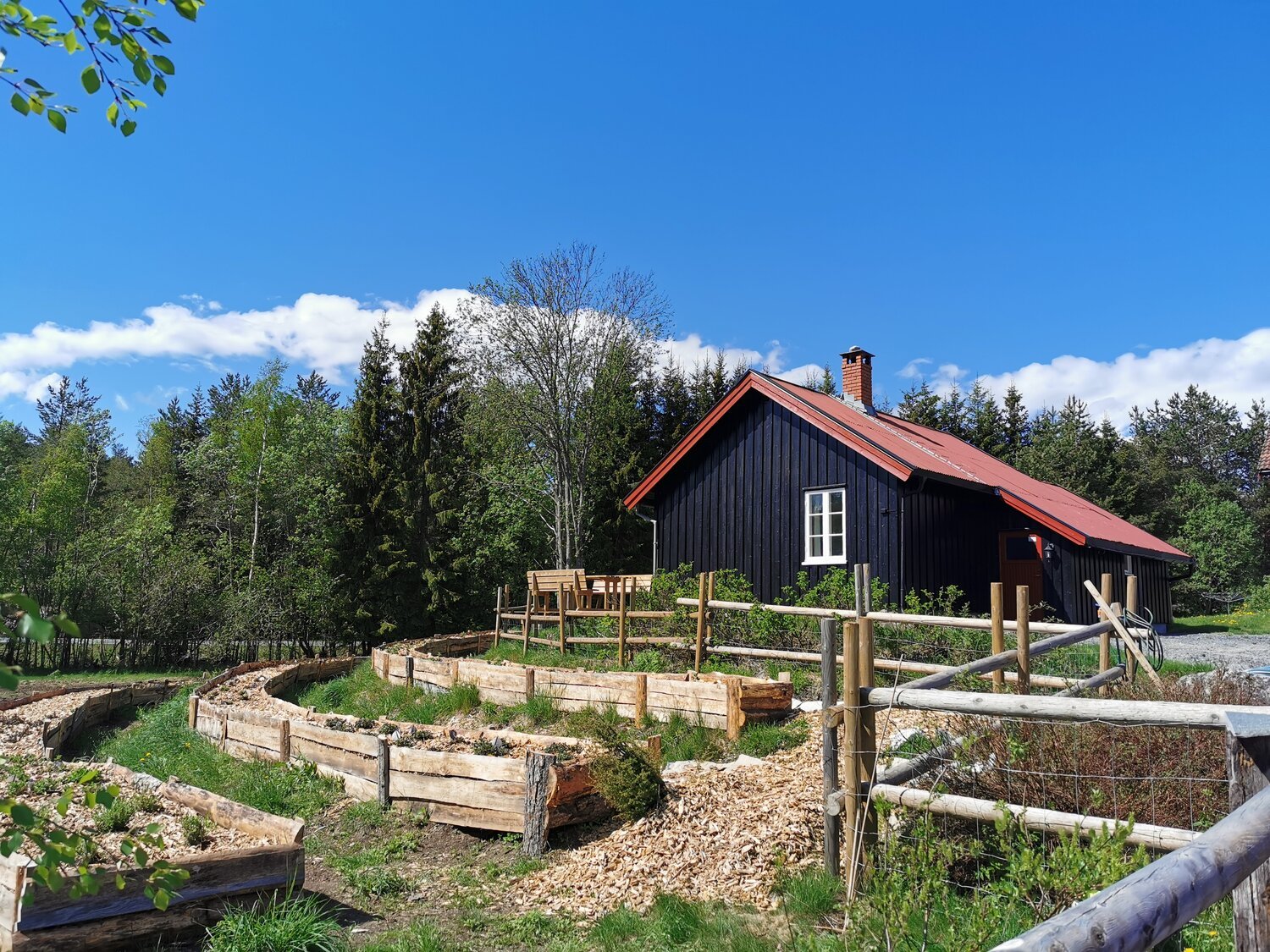 Hytte foran flomsterbed