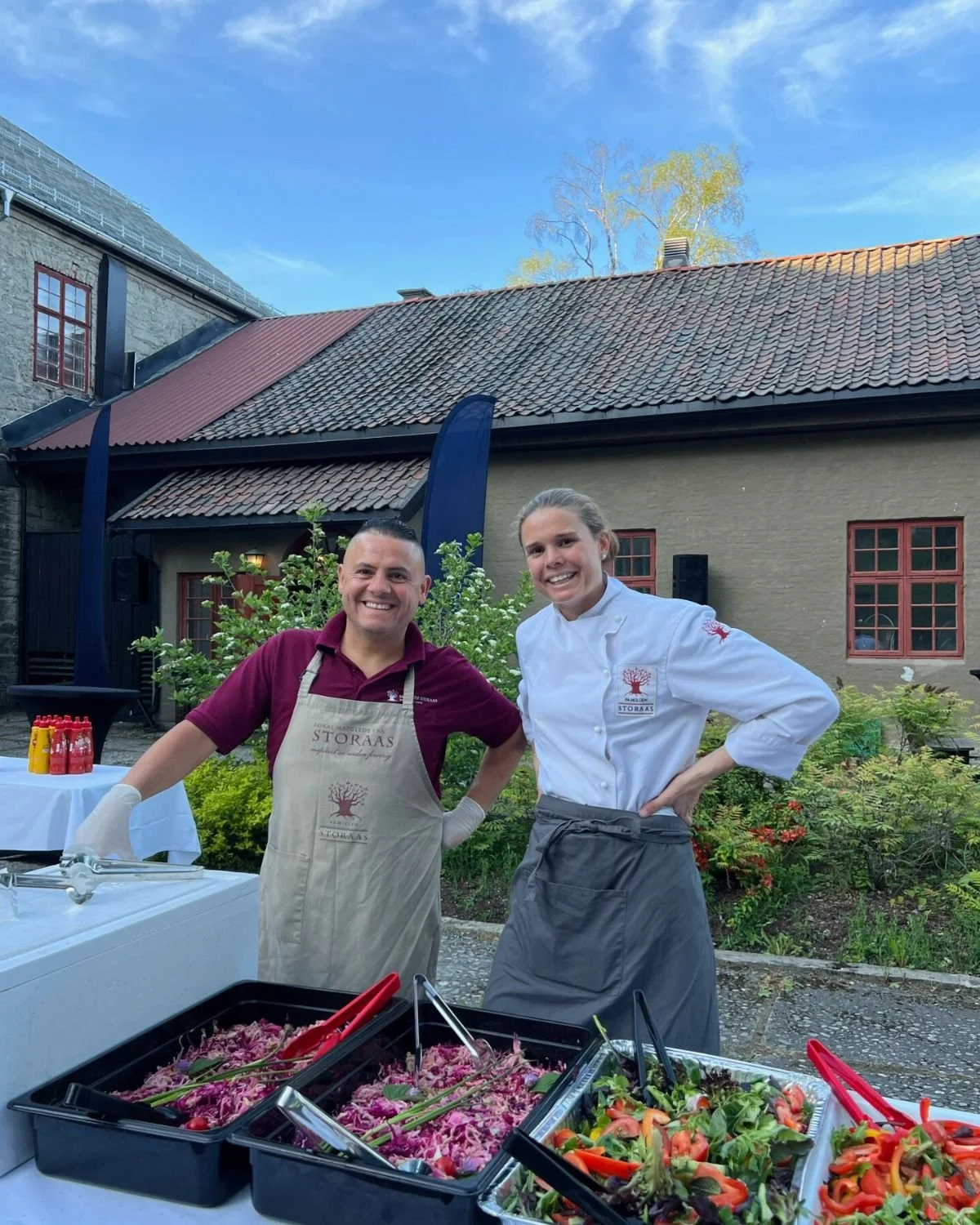 Gokhan og Solveig utenfor SMeltehytta.jpg