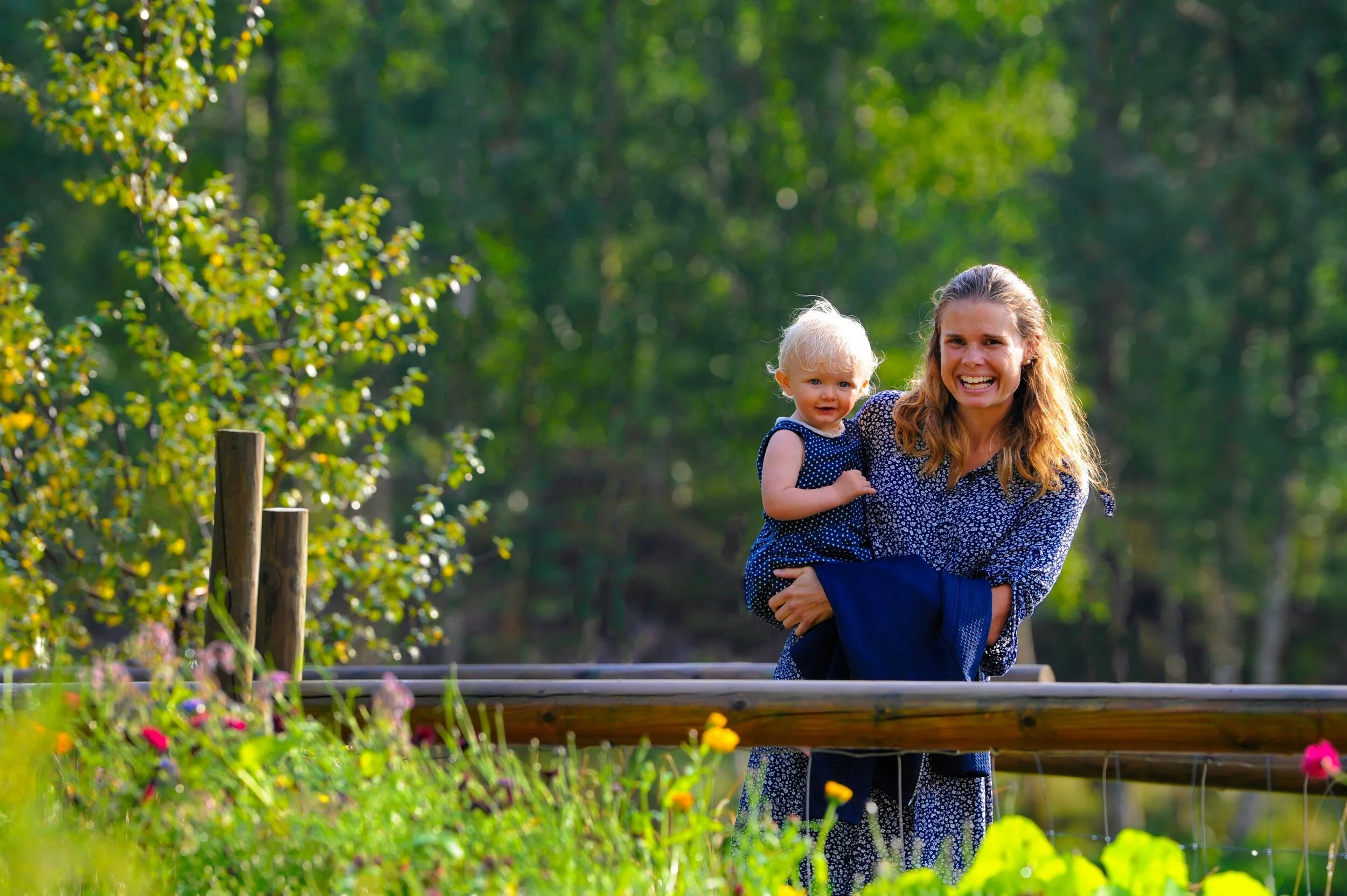 Mamma med datter i kjøkkenhagen