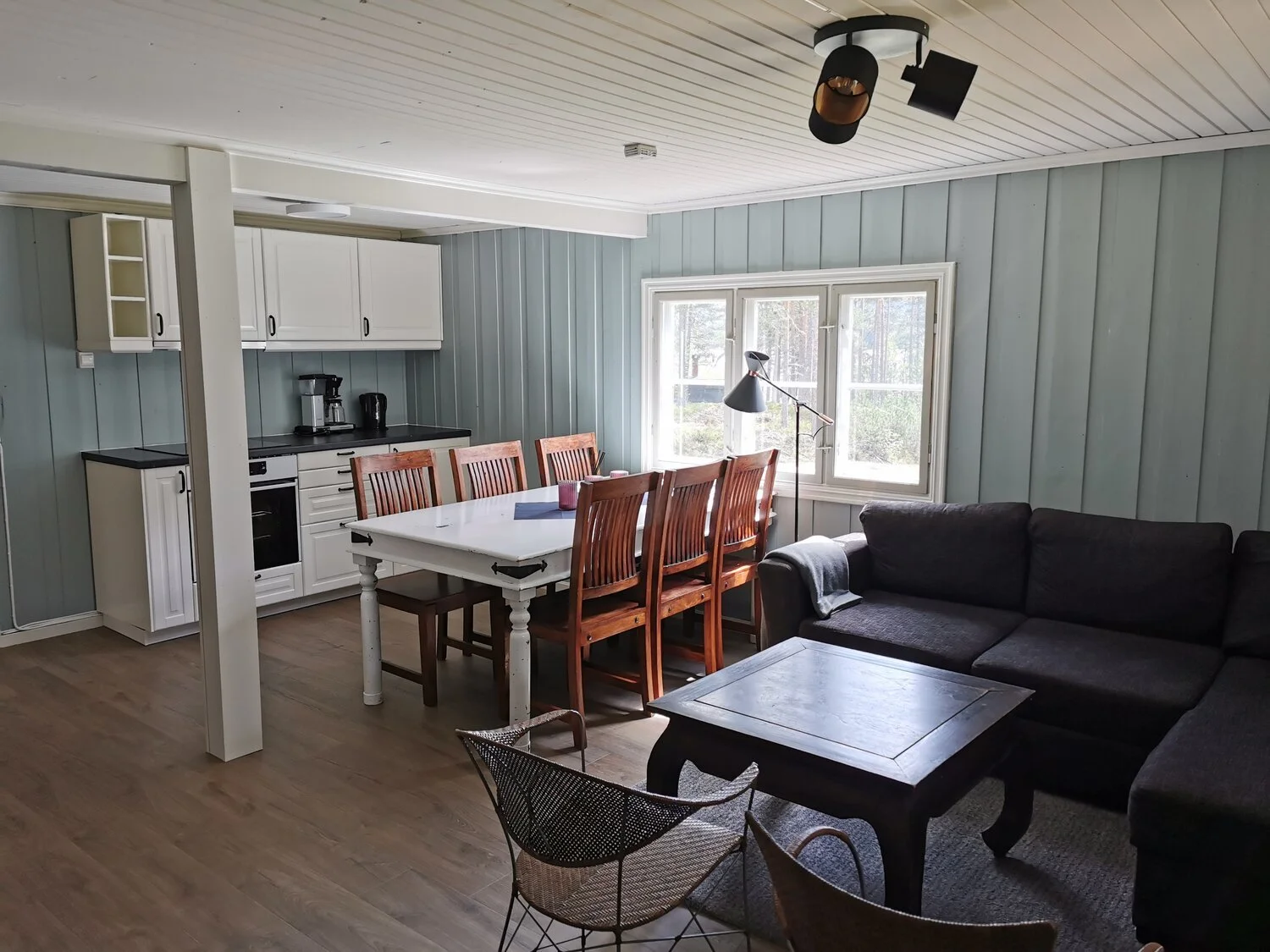 Kjøkken, spisestue og sofa