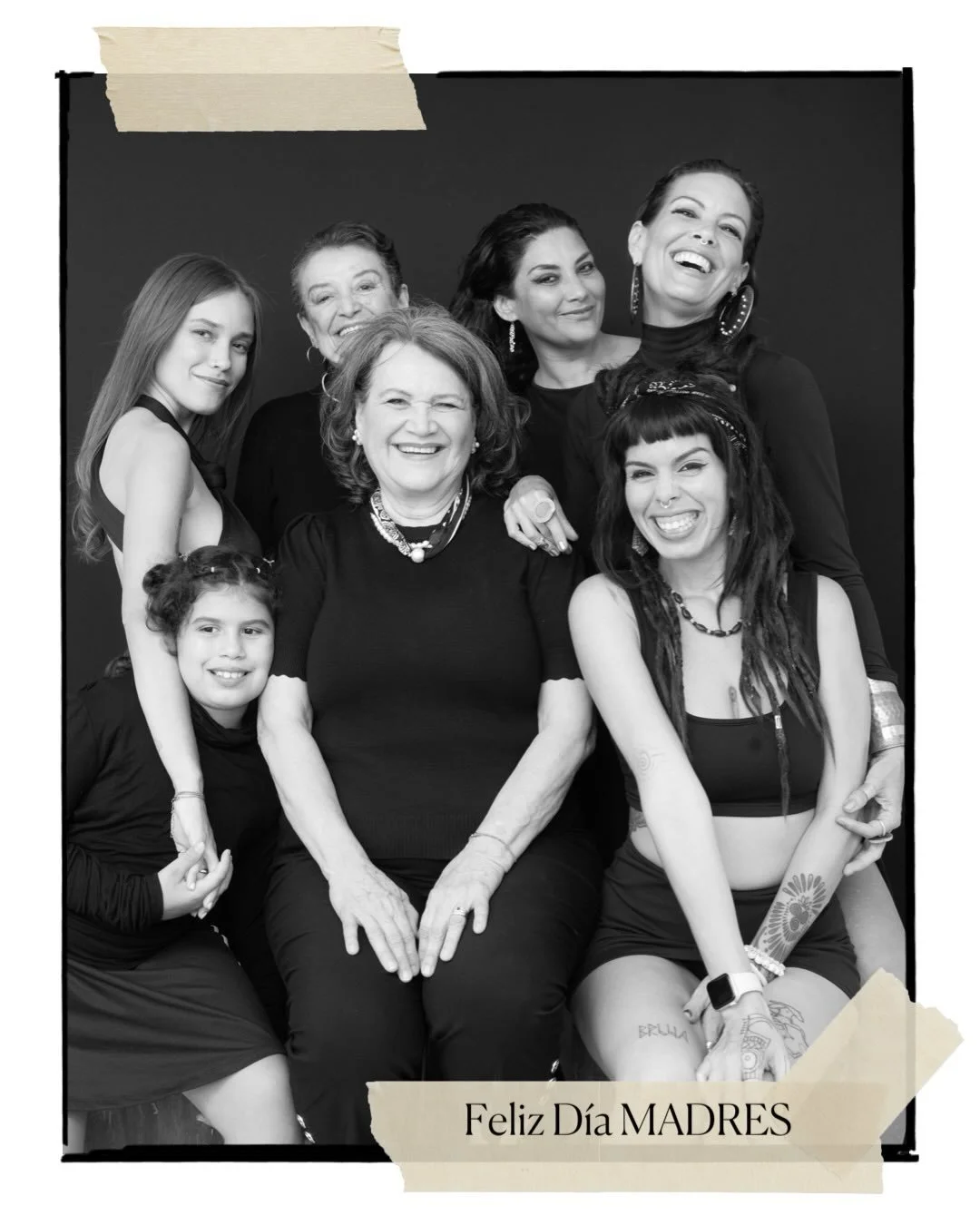 &iexcl;Feliz D&iacute;a De Las MADRES!

Aqu&iacute; con las m&iacute;as 🙏🏼

Hoy celebramos a todas las formas de maternidad.

A las mam&aacute;s de sangre, de coraz&oacute;n y de vida.

A las madrinas, abuelas, t&iacute;as, hermanas y amigas que ta