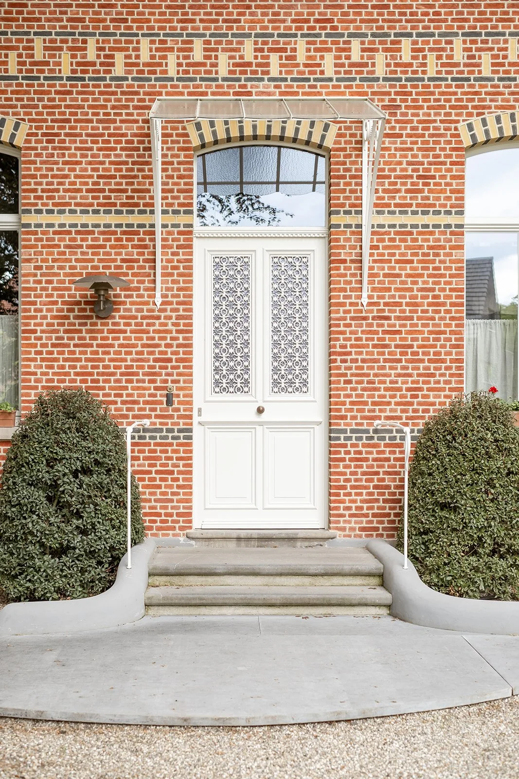 authentiek-detail-voordeur-luifel-dokterswoning-westerlo-ferm-architectuur-08.jpg