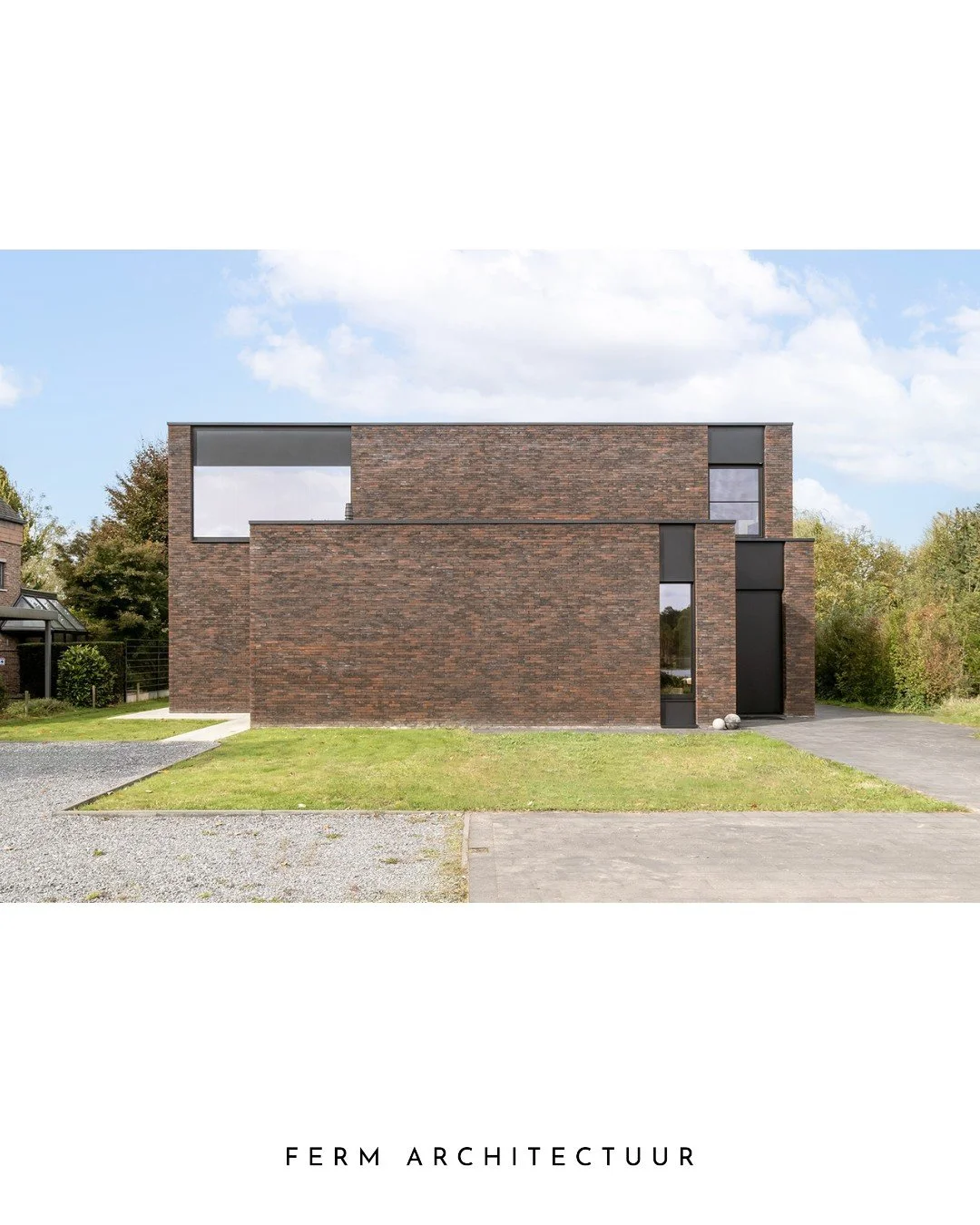Twee woningen, &eacute;&eacute;n verhaal

Aan de straatzijde leest deze tweewoonst als &eacute;&eacute;n krachtige, rustige gevel,een harmonieus geheel dat perfect opgaat in zijn omgeving. Maar achteraan ontvouwt zich het echte verhaal: twee volwaard