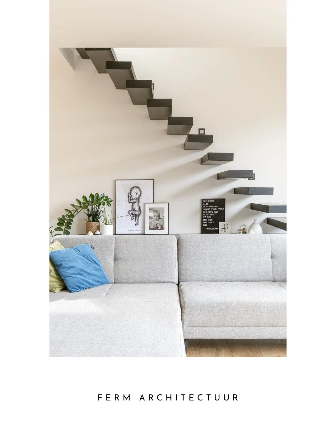 De trap is meer dan een verbinding tussen twee verdiepingen.

De plek waar je hem positioneert, bepaalt mee hoe je door je woning beweegt, welke zichtlijnen ontstaan, waar daglicht binnenvalt &eacute;n hoeveel ruimte je overhoudt voor de rest van het