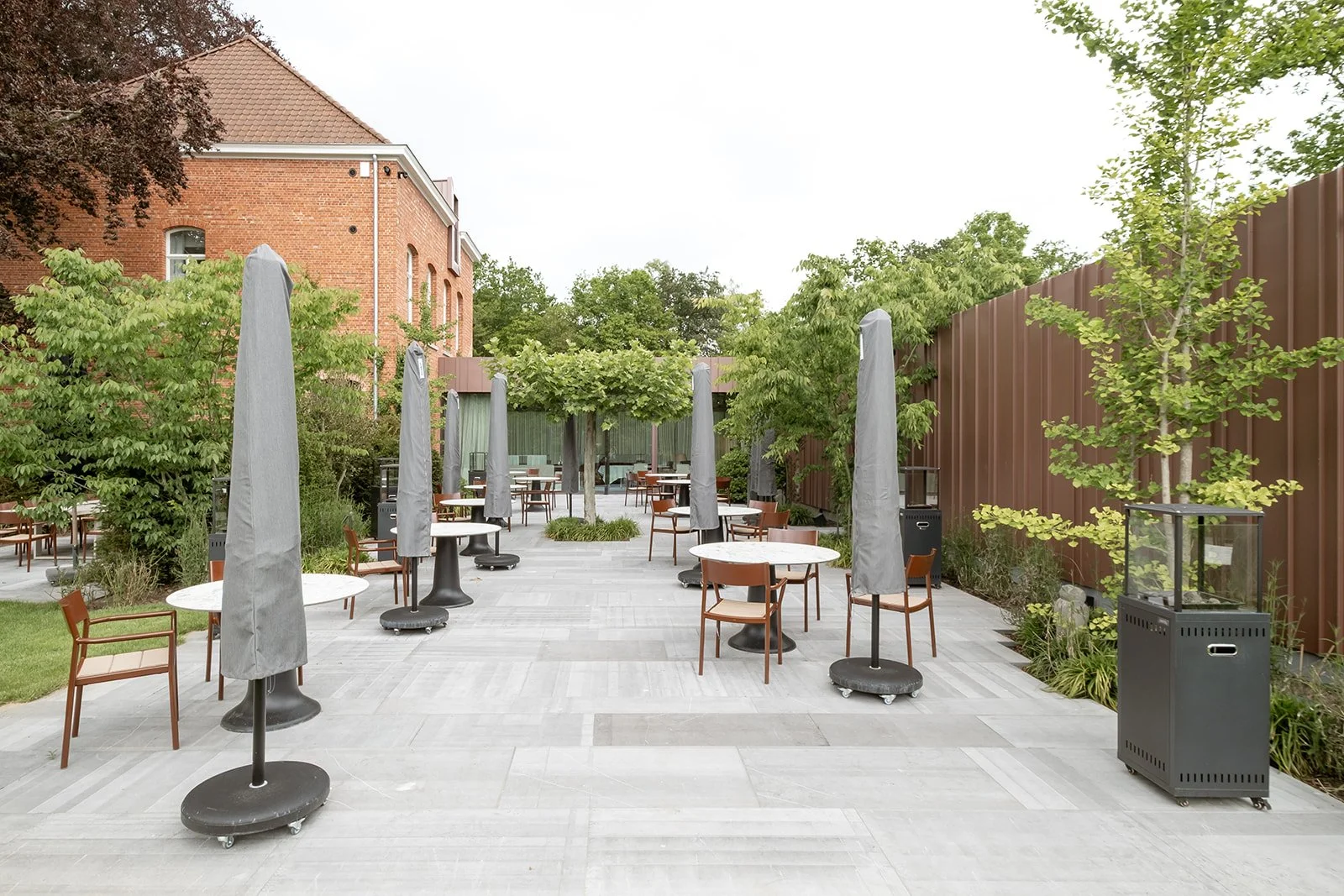 beschut-terras-zinken-gevel-verticale-profilering-maison-colette-ferm-architectuur-31.jpg