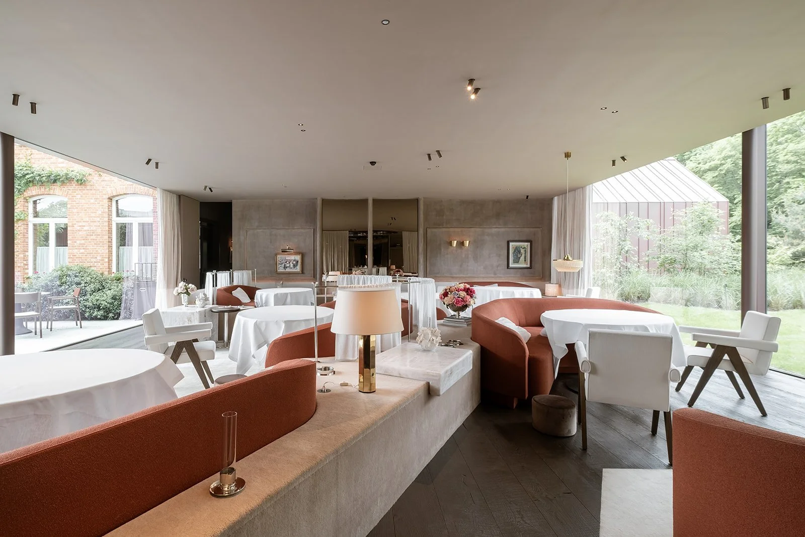 restaurantzaal-nieuwbouw-met-doorkijk-tuin-maison-colette-westerlo-ferm-architectuur-082.jpg