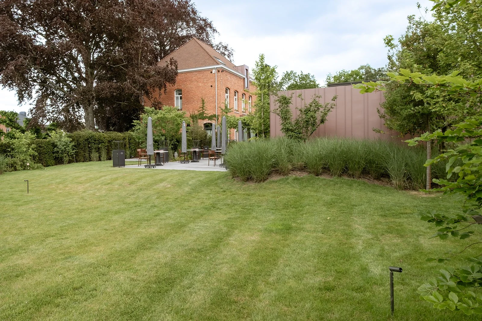 parktuin-met-terras-en-dokterswoning-maison-colette-westerlo-ferm-architectuur-41.jpg