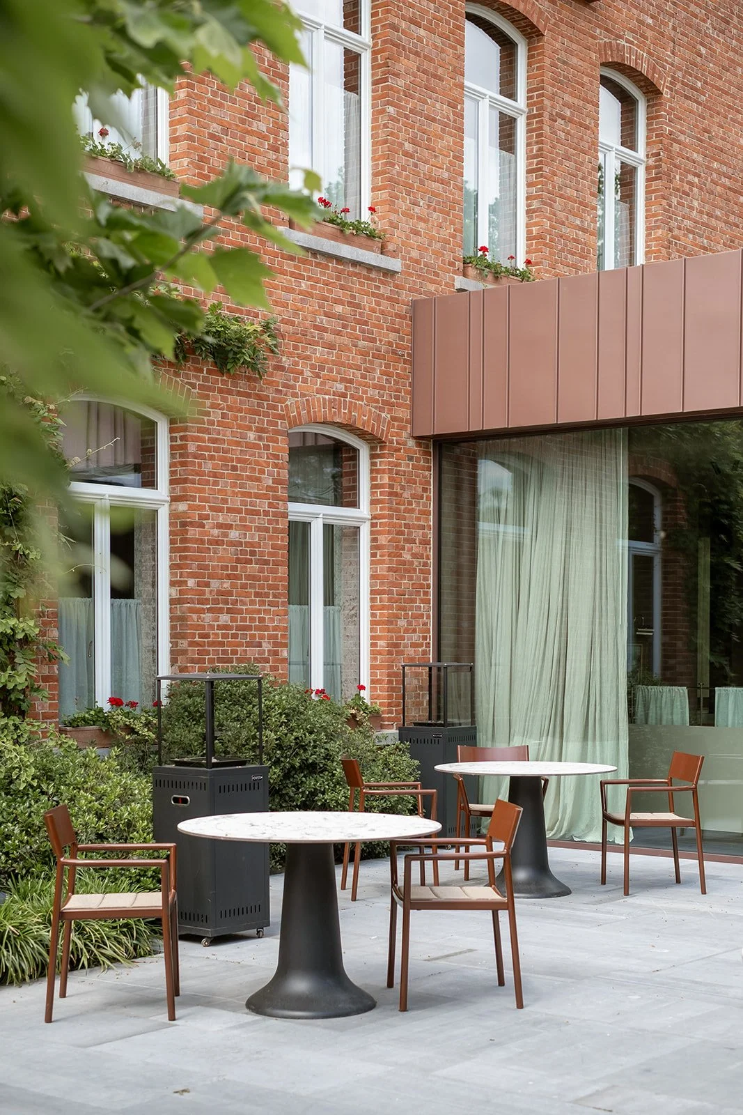 glazen-schuifwand-restaurant-terras-maison-colette-ferm-architectuur-36.jpg