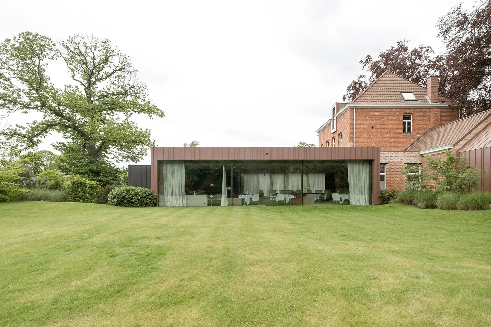 nieuwbouw-sterrenrestaurant-doorkijk-parktuin-maison-colette-westerlo-ferm-architectuur-21.jpg