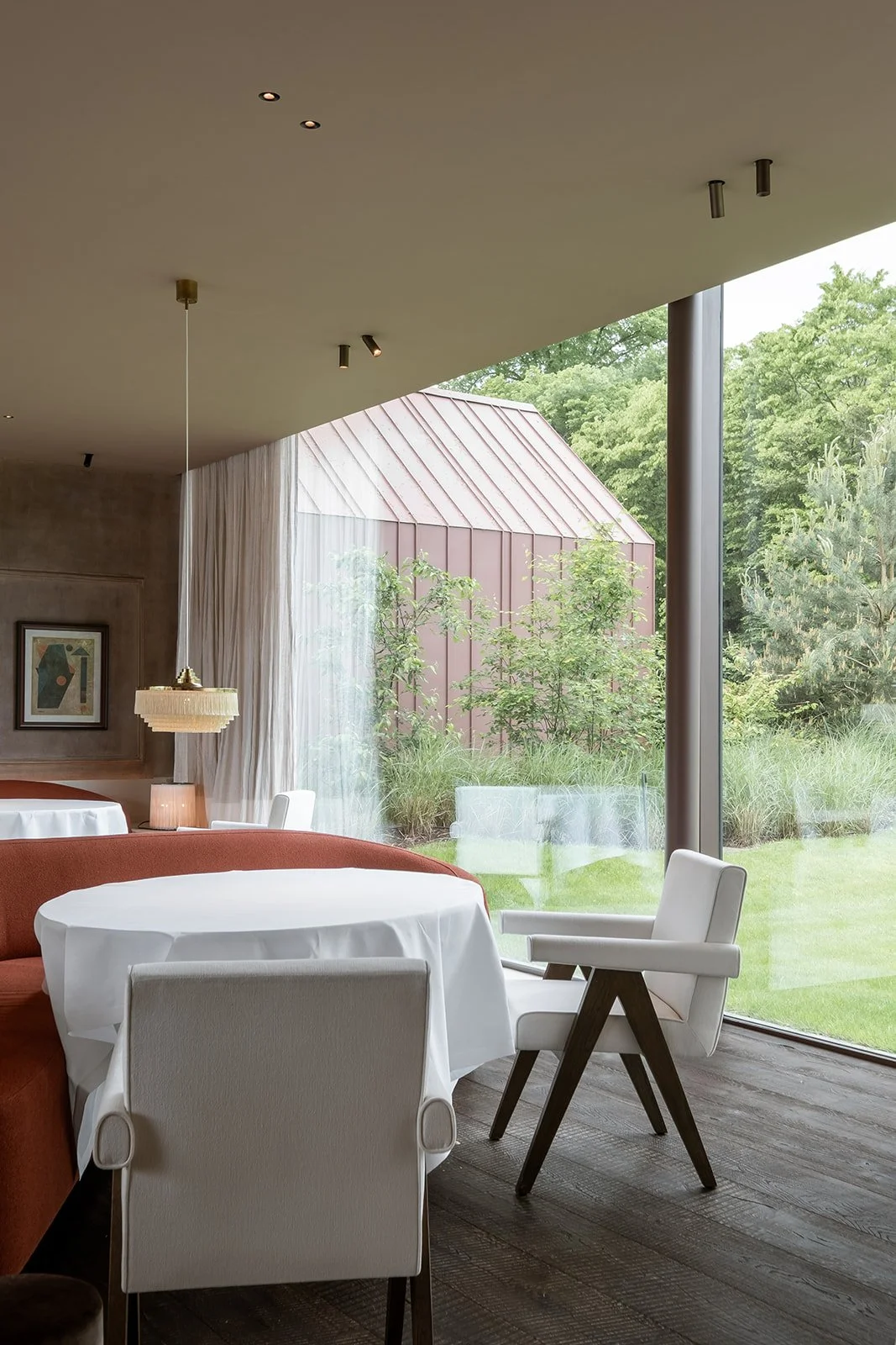restaurantzaal-glazen-gevel-zicht-zinken-huisje-maison-colette-westerlo-ferm-architectuur-095.jpg