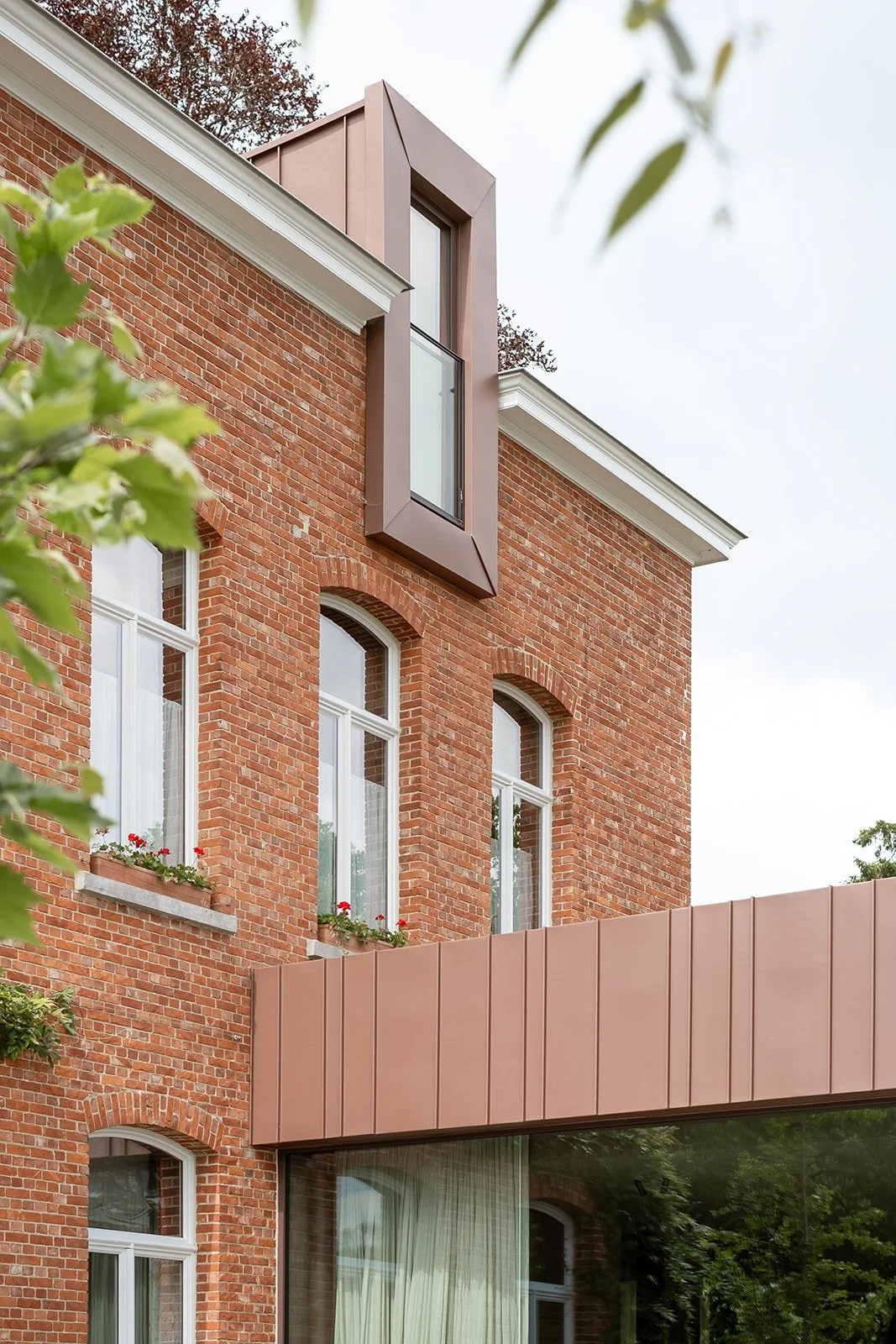 detail-zink-en-baksteen-aansluiting-maison-colette-westerlo-ferm-architectuur-34.jpg